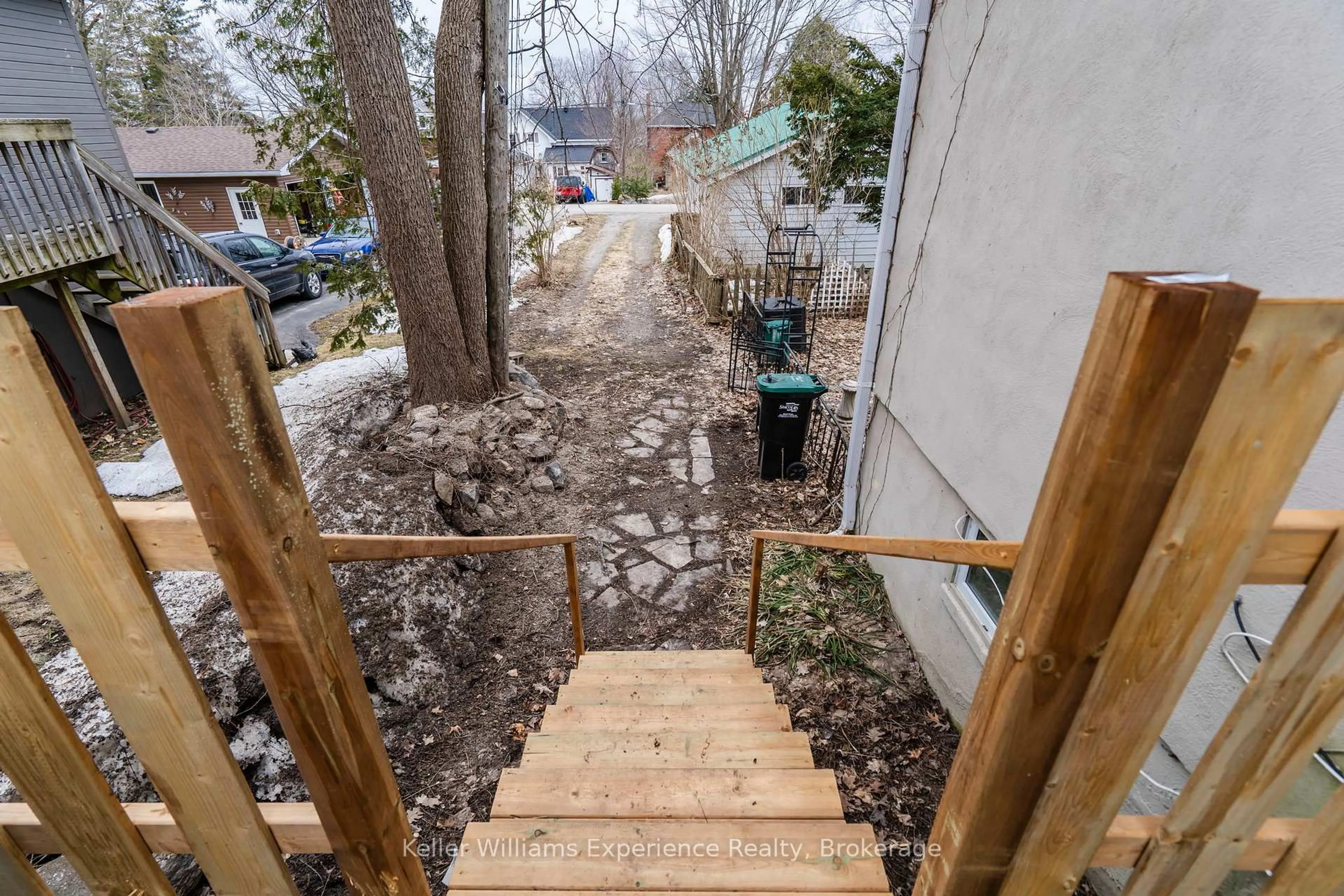 Stairs for 361 Third St, Midland Ontario L4R 3S6