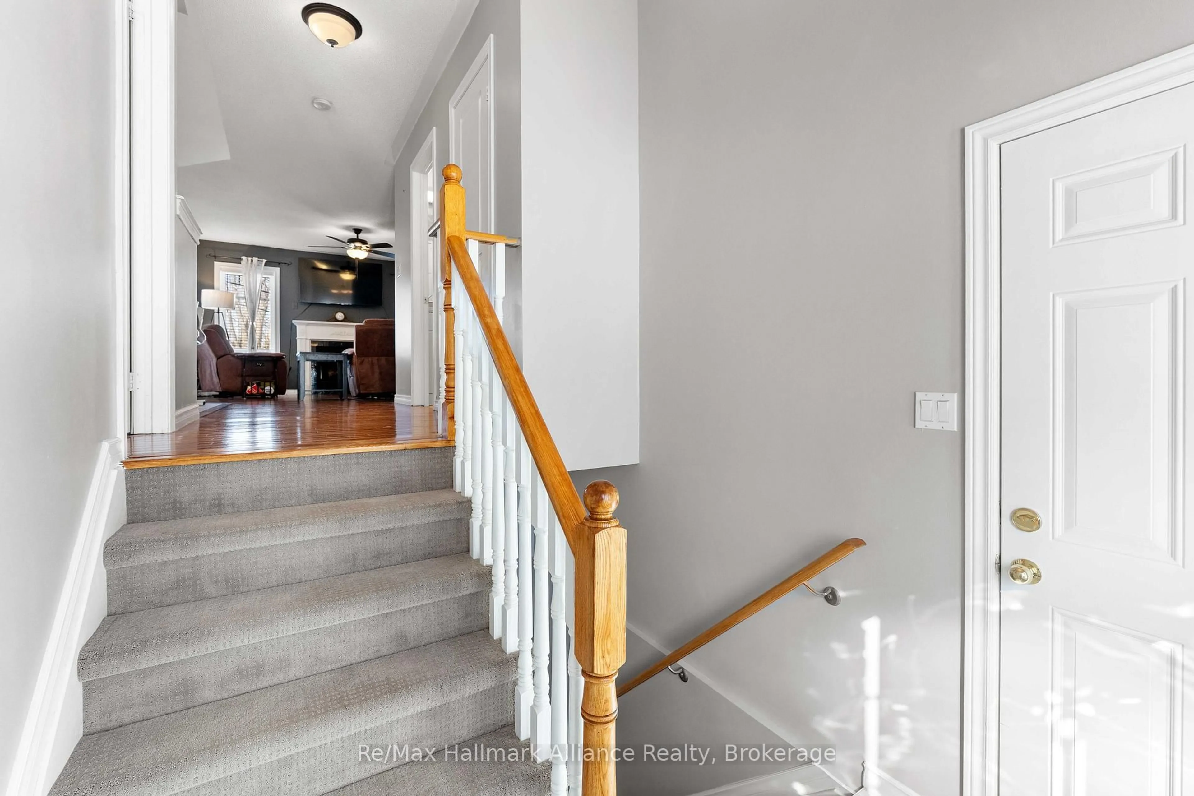 Indoor foyer for 20 Meadowood Dr, Wasaga Beach Ontario L9Z 3B8