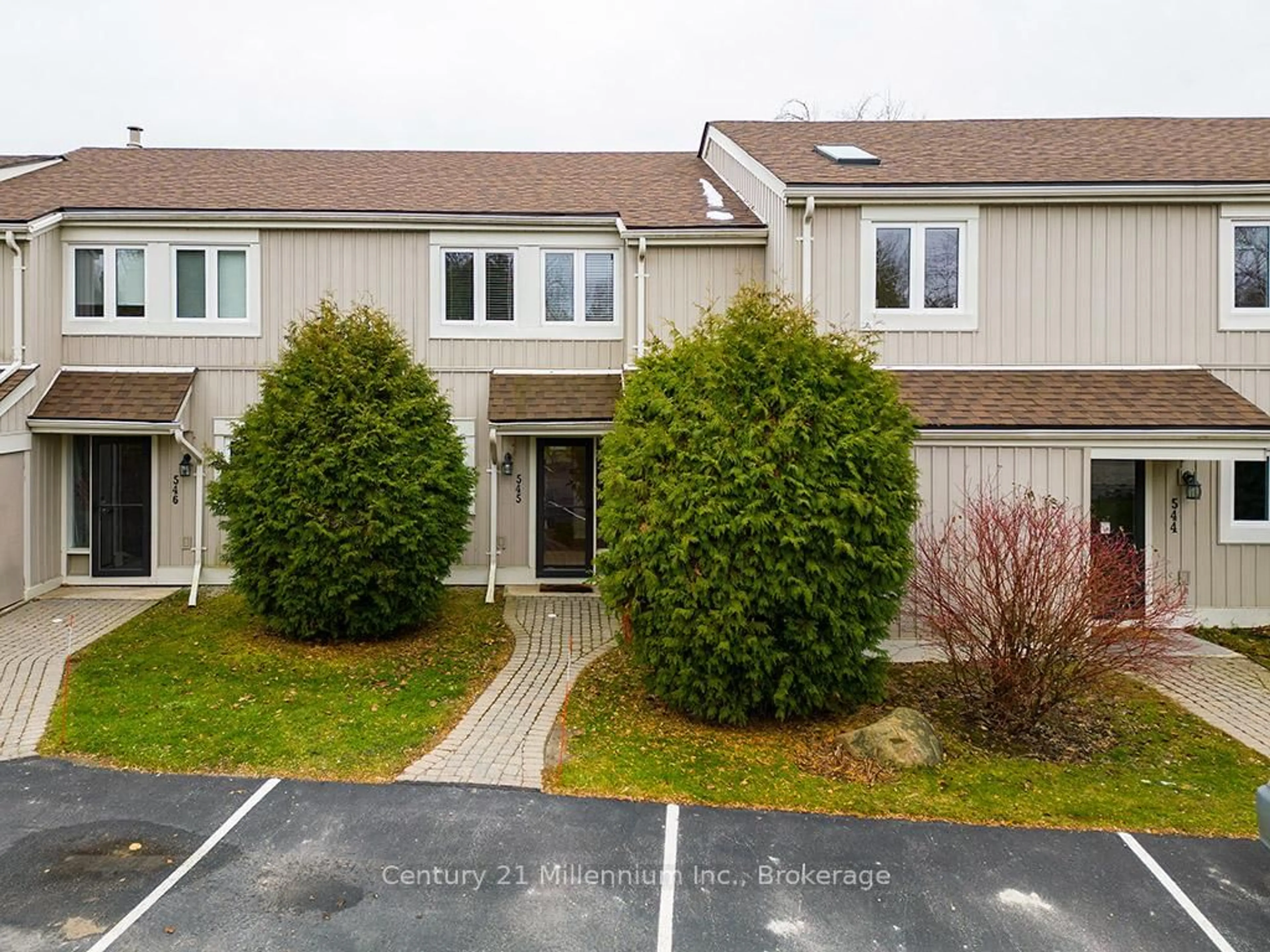 A pic from outside/outdoor area/front of a property/back of a property/a pic from drone, street for 545 Oxbow Cres, Collingwood Ontario L9Y 5B4