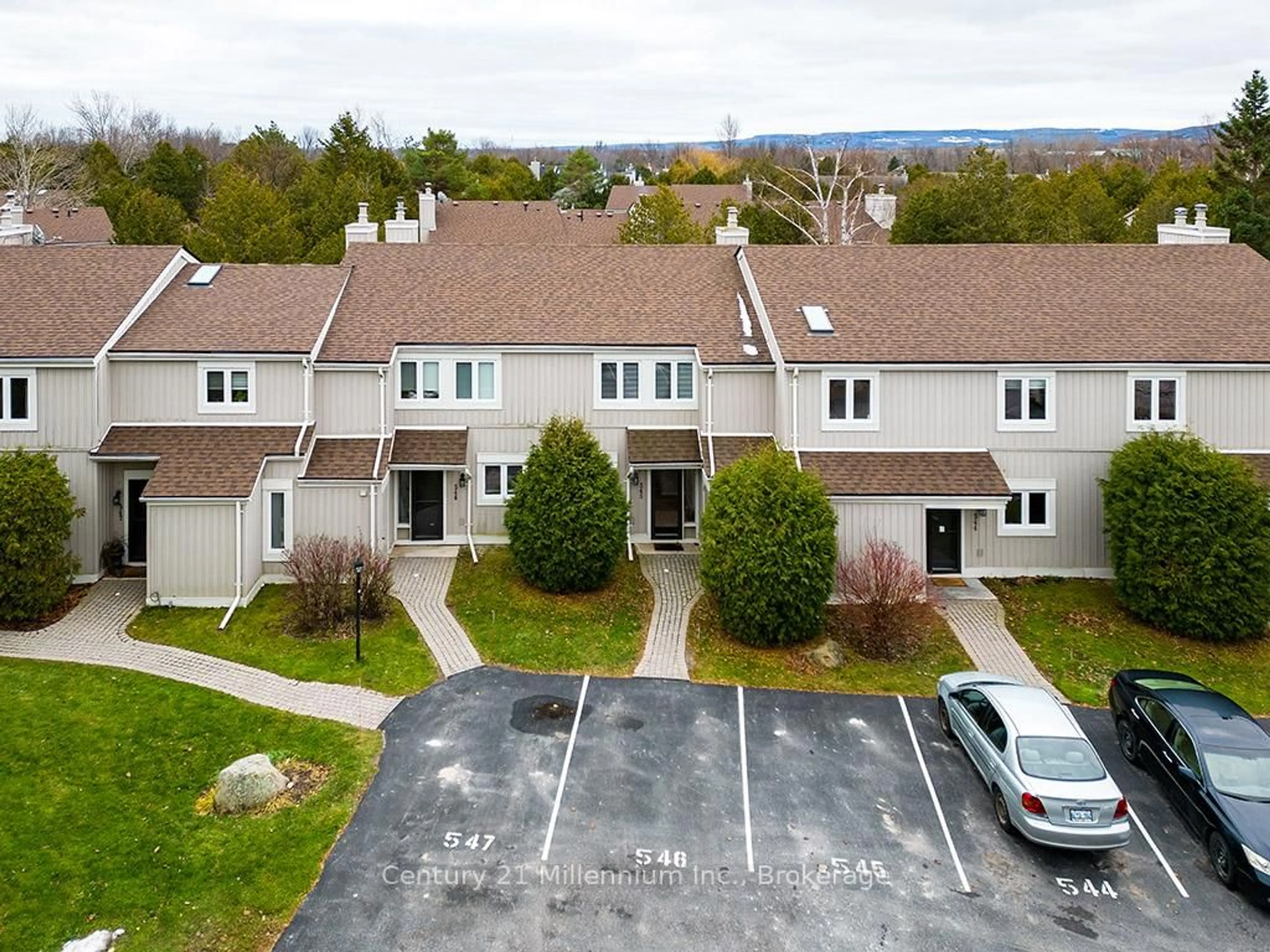A pic from outside/outdoor area/front of a property/back of a property/a pic from drone, mountain view for 545 Oxbow Cres, Collingwood Ontario L9Y 5B4