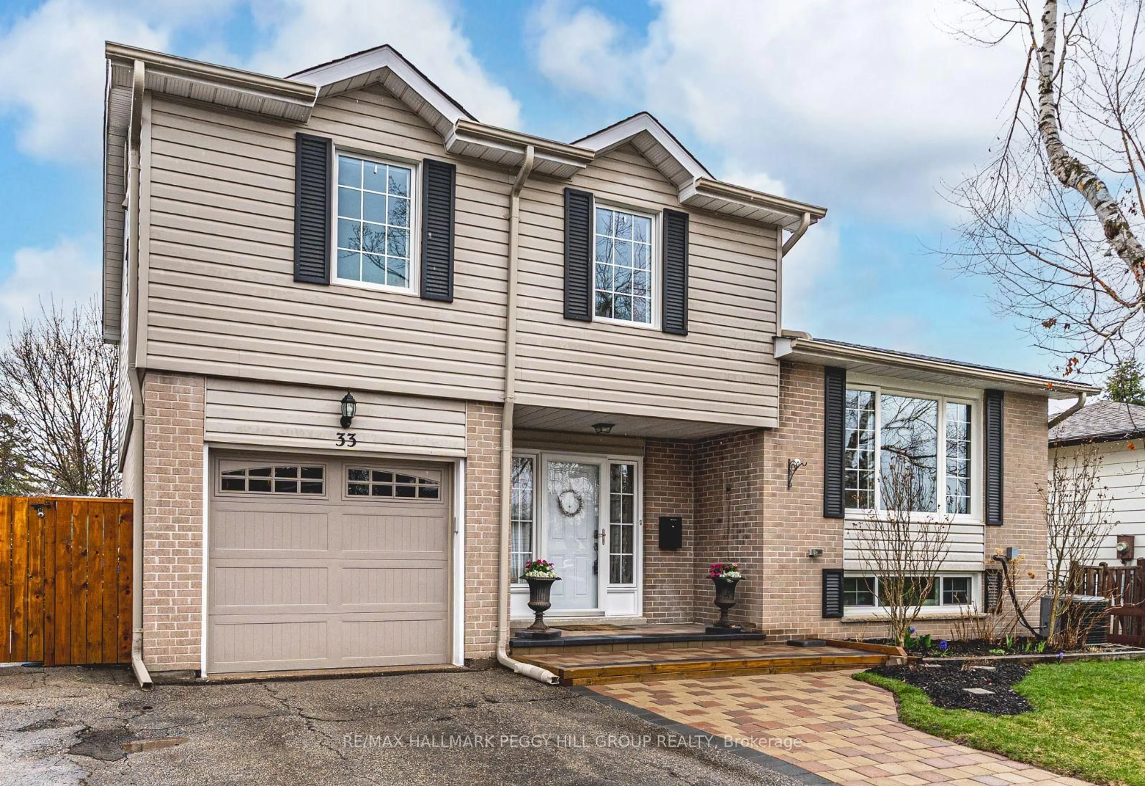 Home with vinyl exterior material, street for 33 Porter Cres, Barrie Ontario L4M 5H8