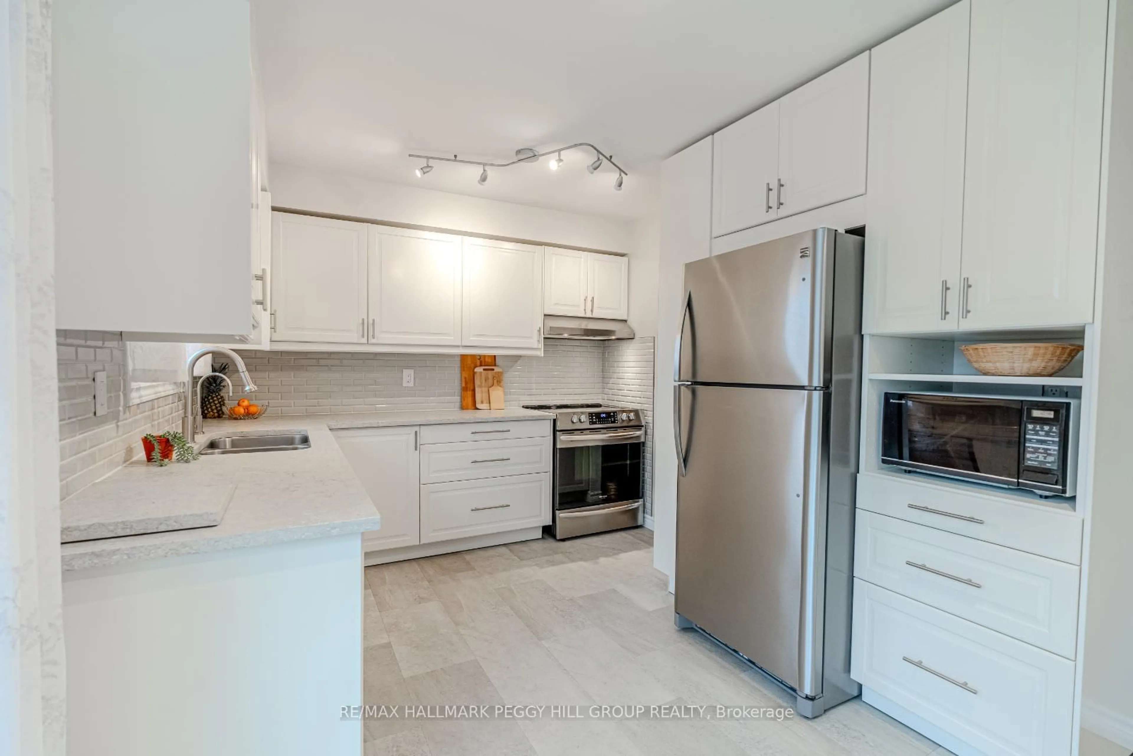 Standard kitchen, unknown for 33 Porter Cres, Barrie Ontario L4M 5H8