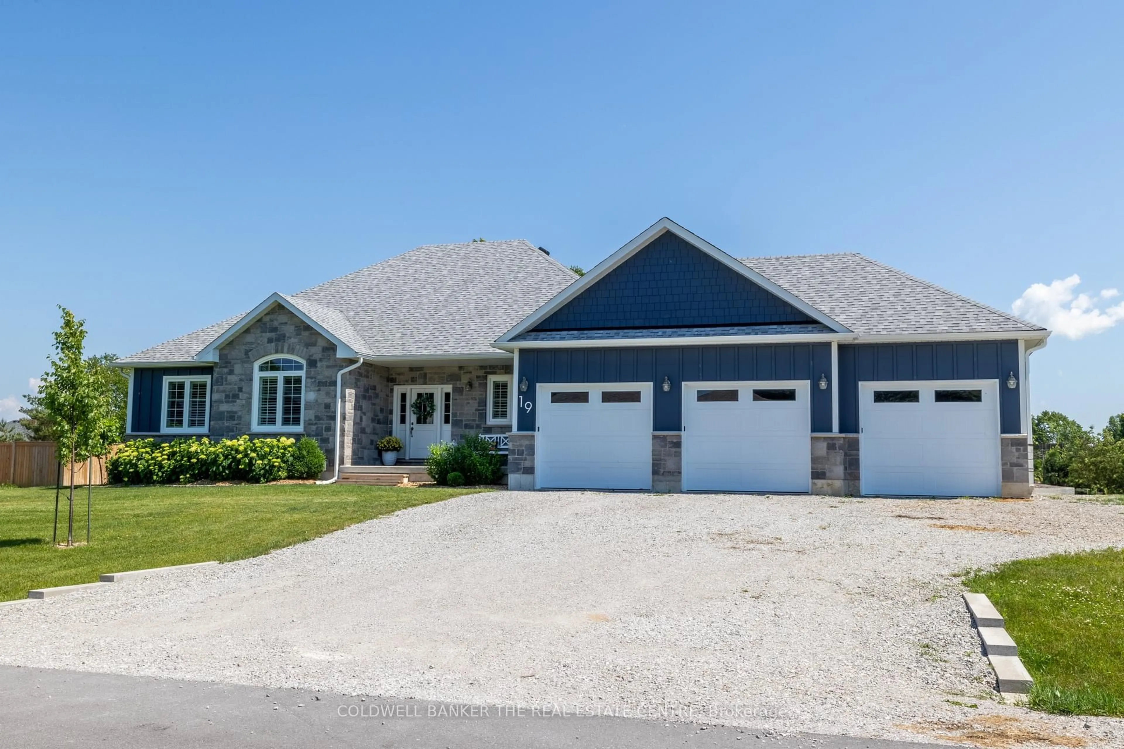 Home with vinyl exterior material, street for 19 Cheslock Cres, Oro-Medonte Ontario L3V 8N8
