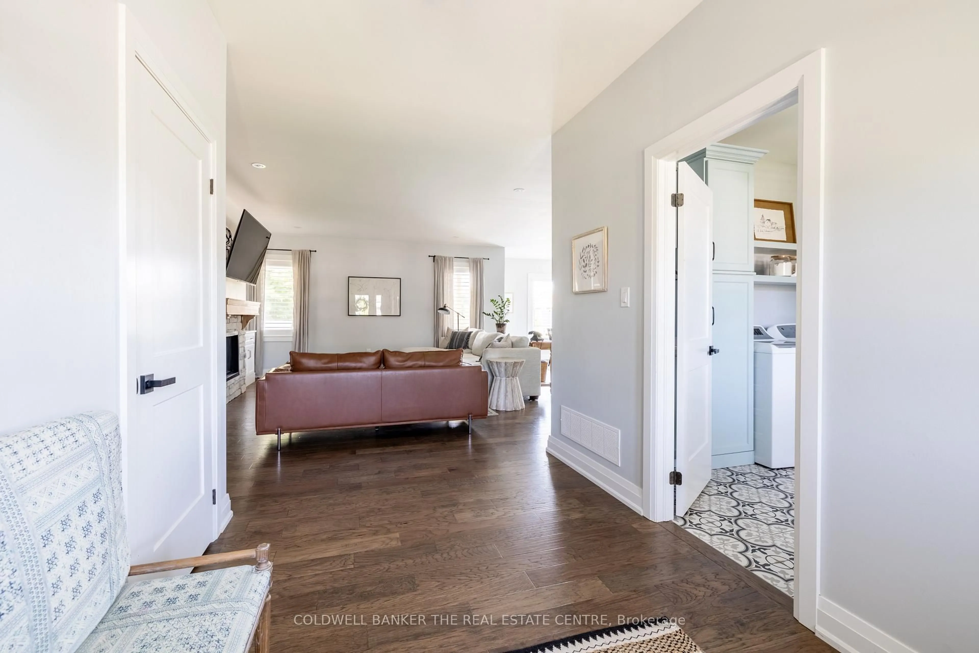 Indoor entryway for 19 Cheslock Cres, Oro-Medonte Ontario L3V 8N8