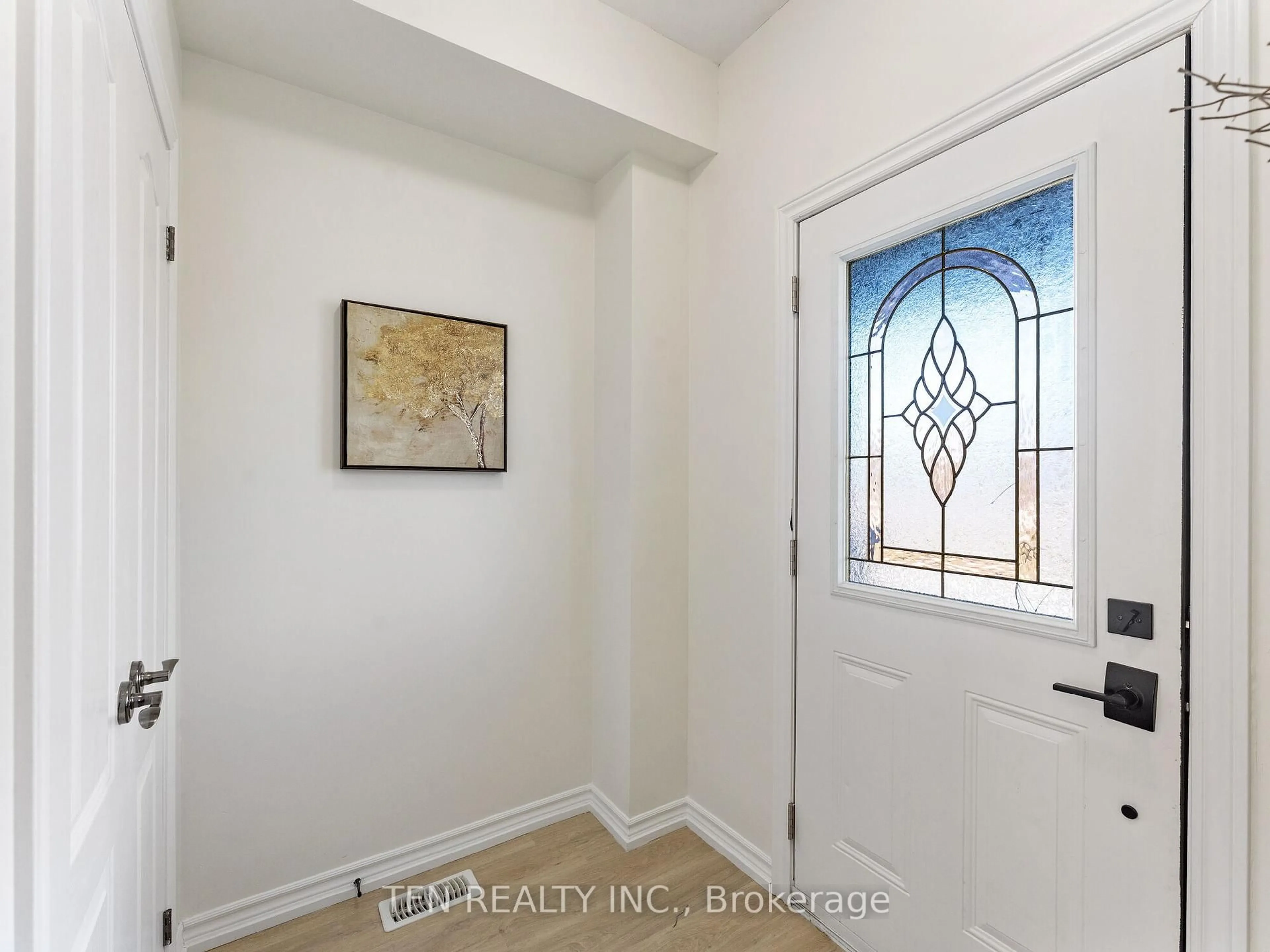 Indoor entryway for 9 Cygnus Cres, Barrie Ontario L4M 0K6