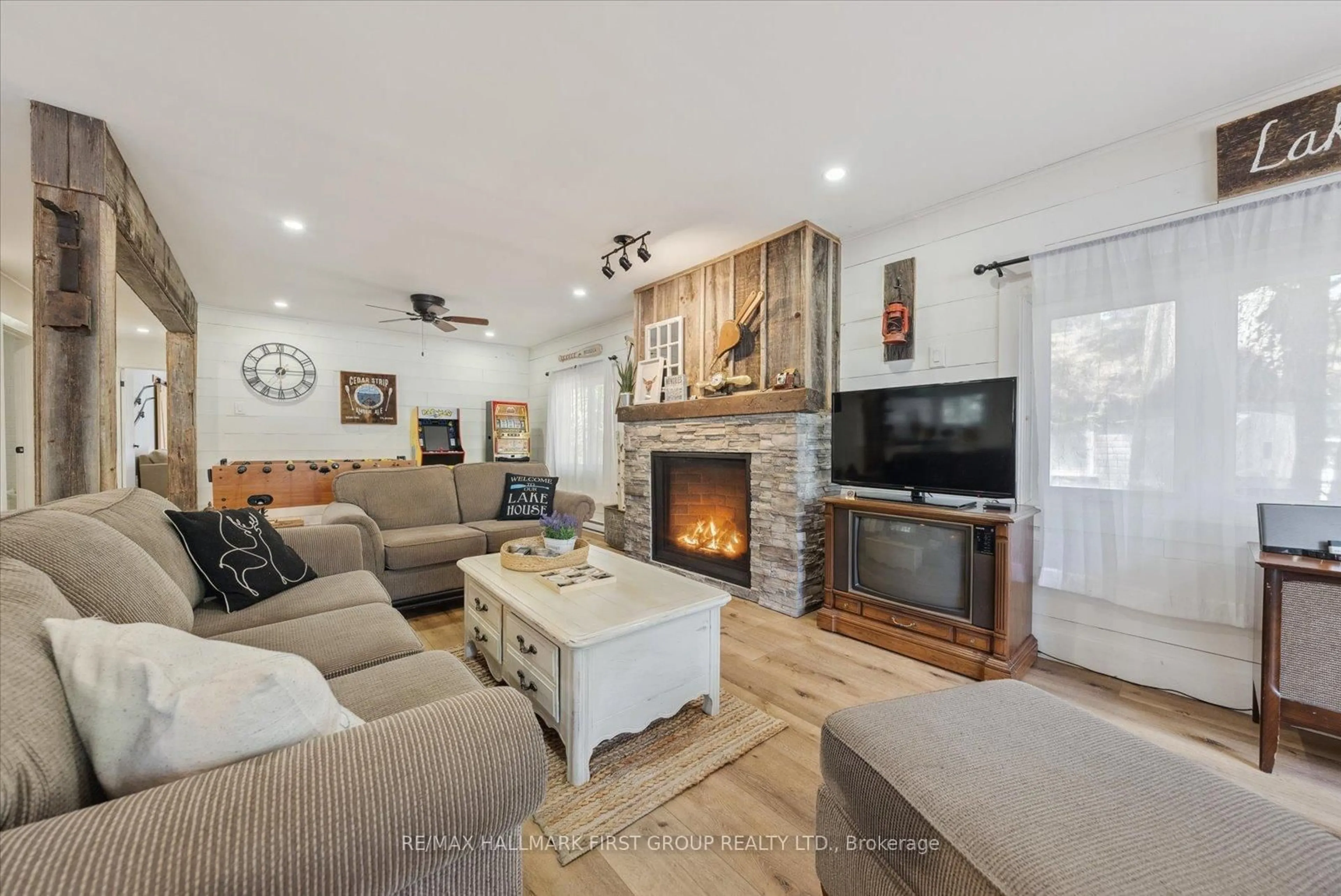 Living room with furniture, wood/laminate floor for 3074 Sparrow Lake Rd, Severn Ontario L0K 2B0