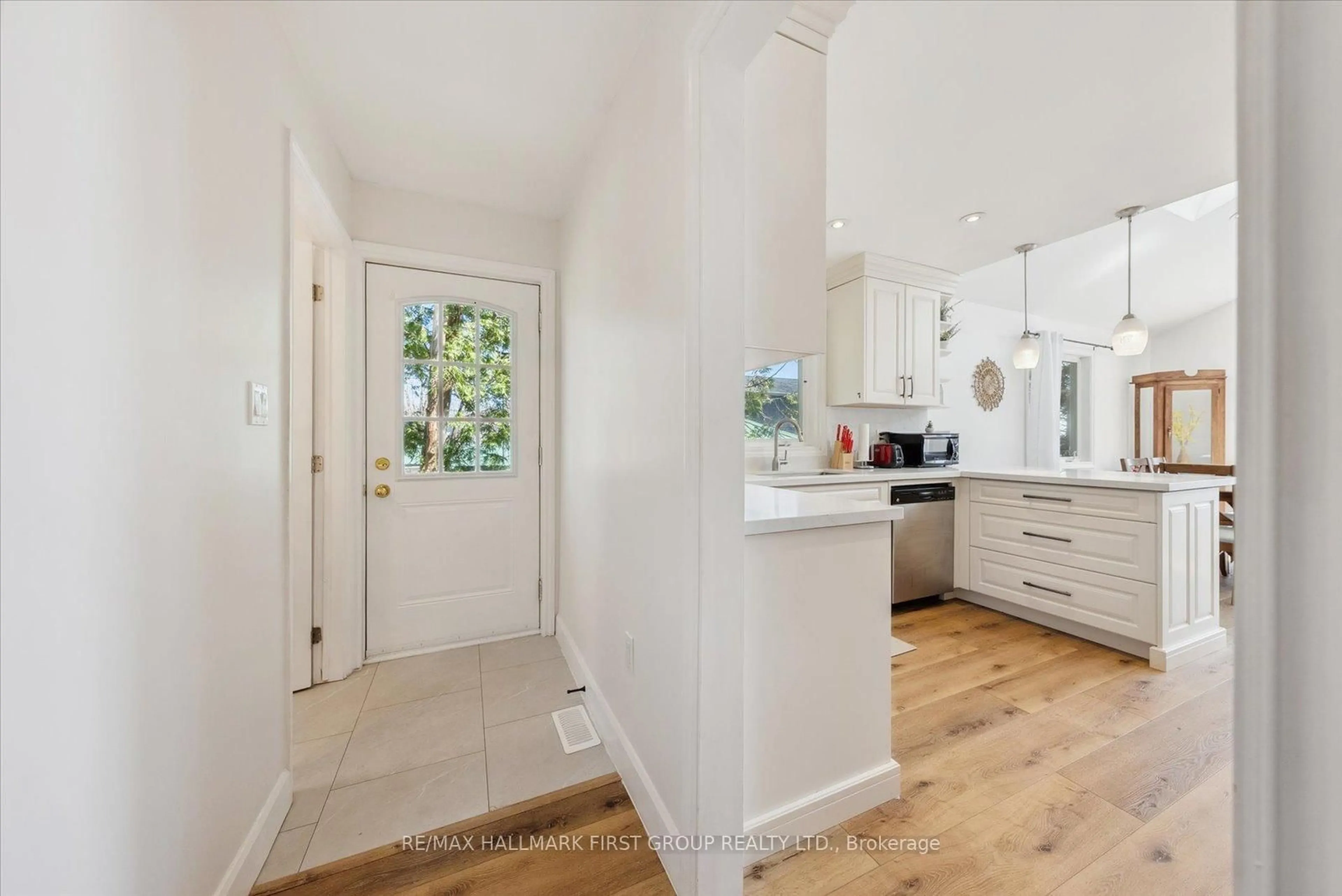 Open concept kitchen, unknown for 2807 Lakeside Dr, Severn Ontario L0K 1G0