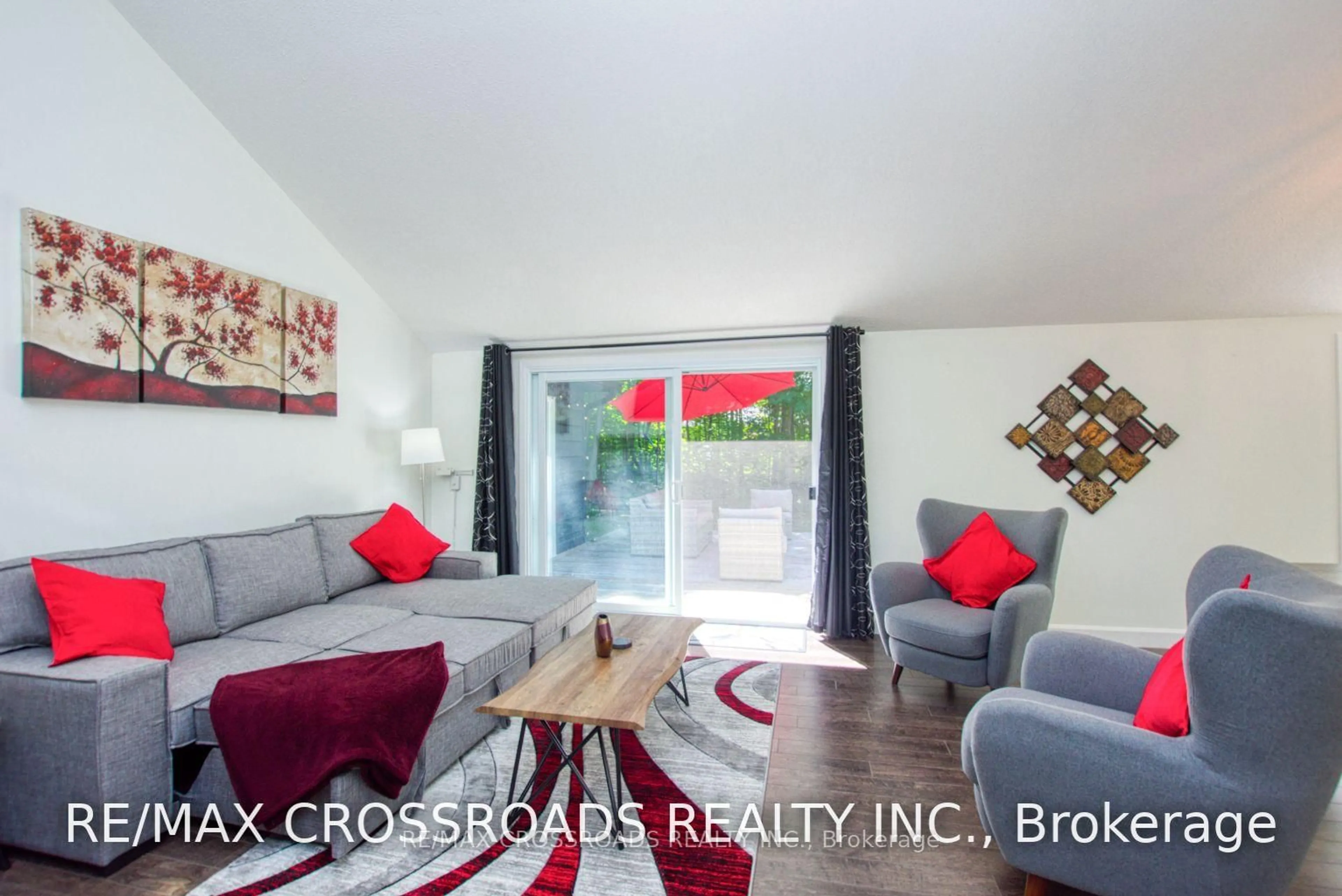 Living room with furniture, unknown for 78 Forest Circ, Tiny Ontario L9M 0H4