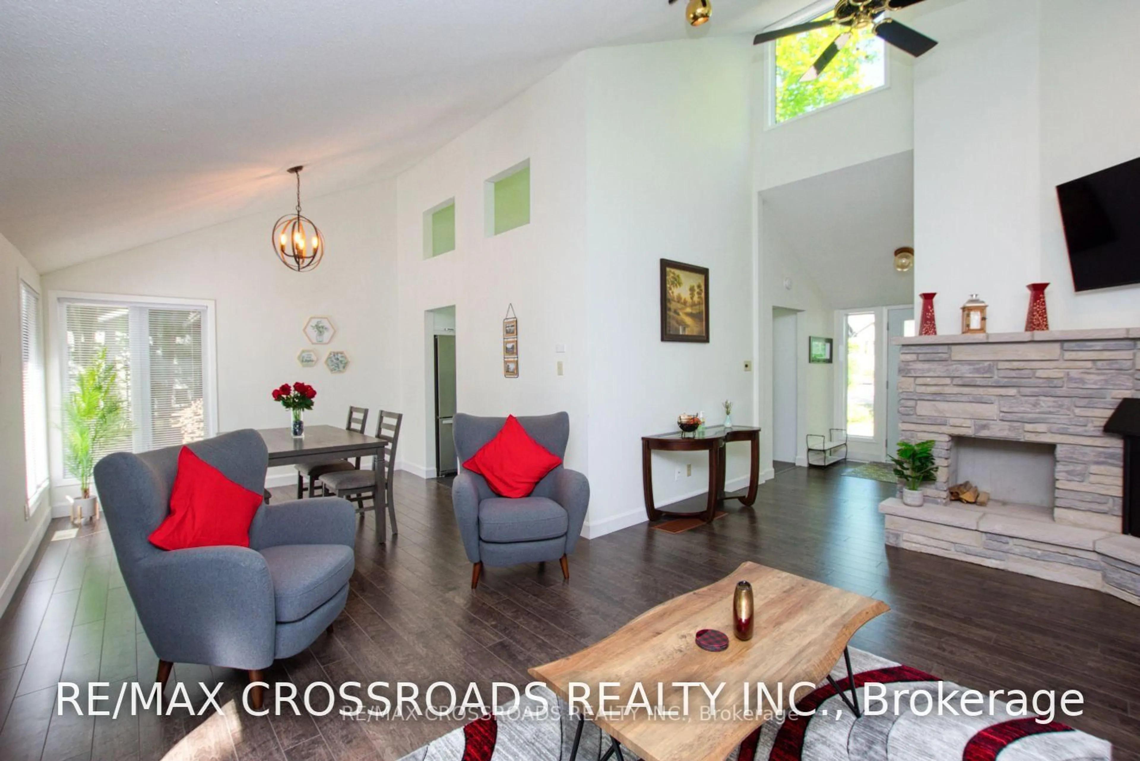 Indoor foyer for 78 Forest Circ, Tiny Ontario L9M 0H4