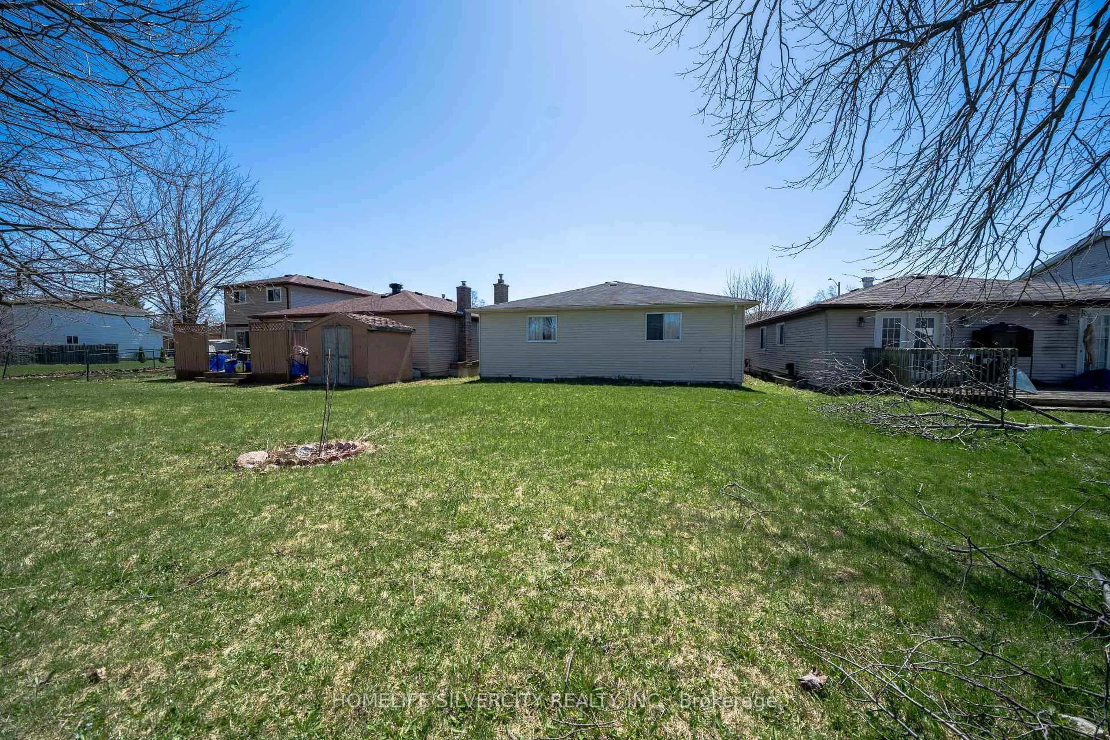 A pic from outside/outdoor area/front of a property/back of a property/a pic from drone, street for 117 Hickling Tr, Barrie Ontario L4M 5T7
