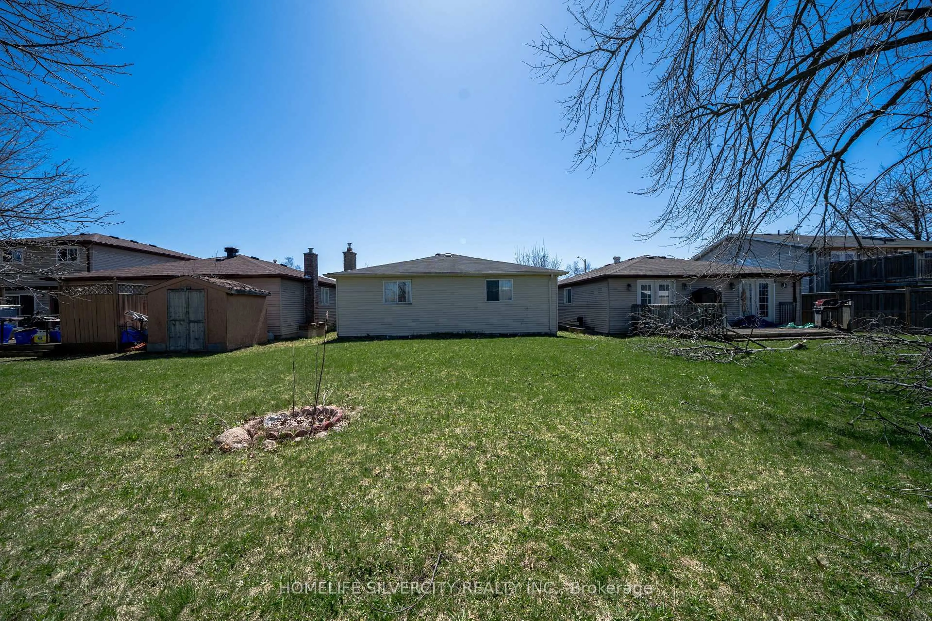 A pic from outside/outdoor area/front of a property/back of a property/a pic from drone, street for 117 Hickling Tr, Barrie Ontario L4M 5T7
