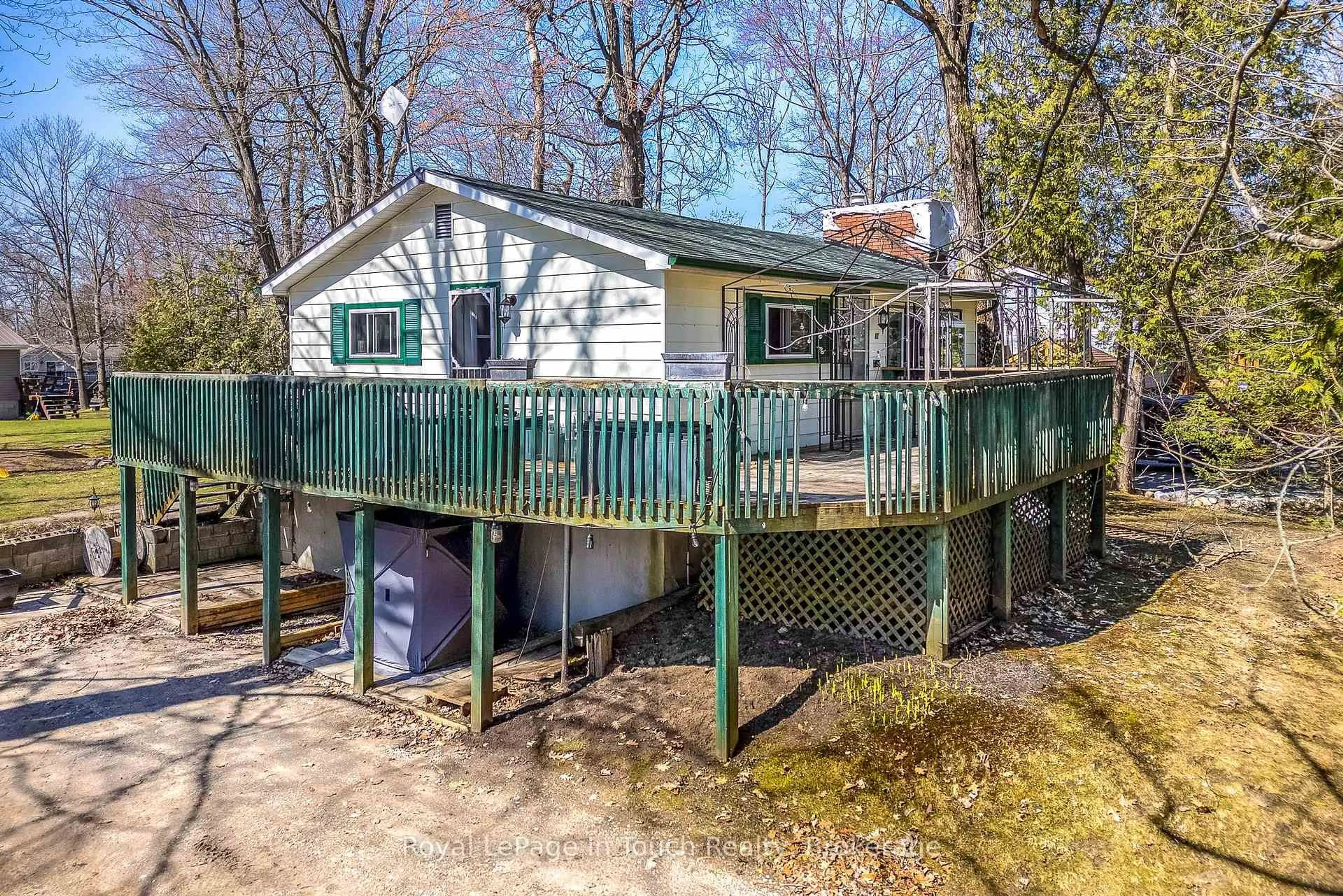 A pic from outside/outdoor area/front of a property/back of a property/a pic from drone, water/lake/river/ocean view for 7 Dundee Dr, Tiny Ontario L9M 0B3