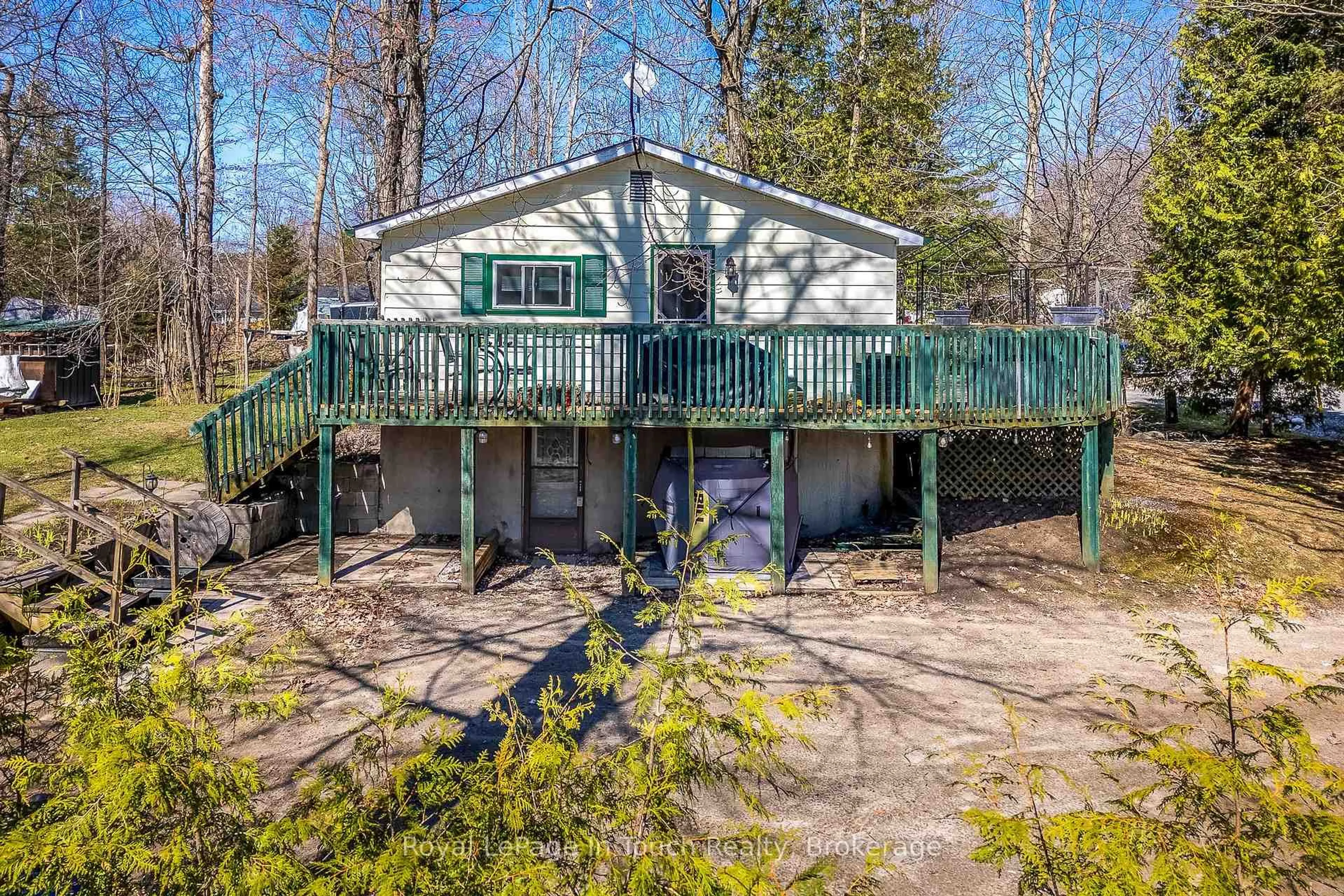 A pic from outside/outdoor area/front of a property/back of a property/a pic from drone, unknown for 7 Dundee Dr, Tiny Ontario L9M 0B3