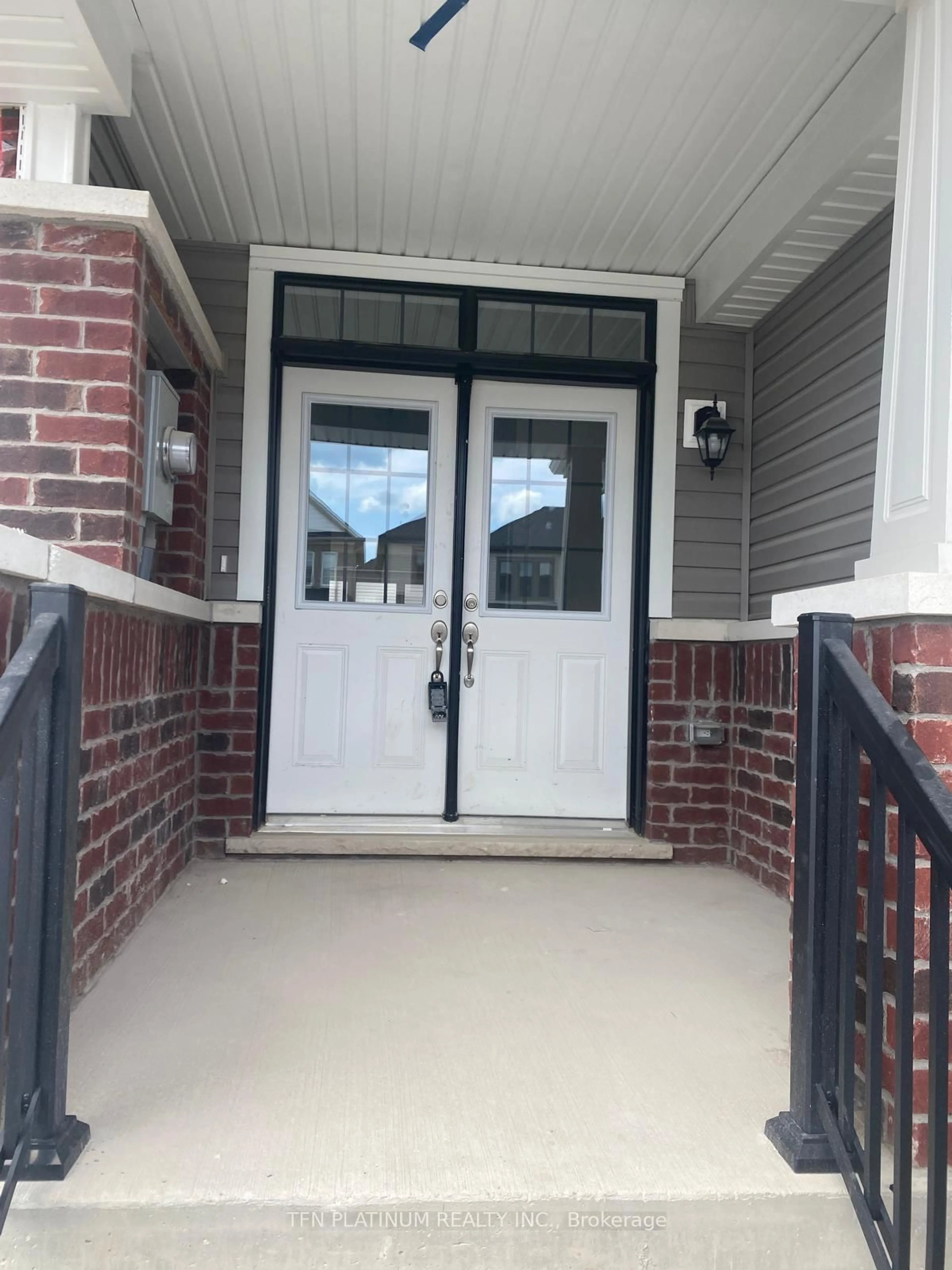 Indoor entryway for 7 Tamworth Terr, Barrie Ontario L9J 0W5