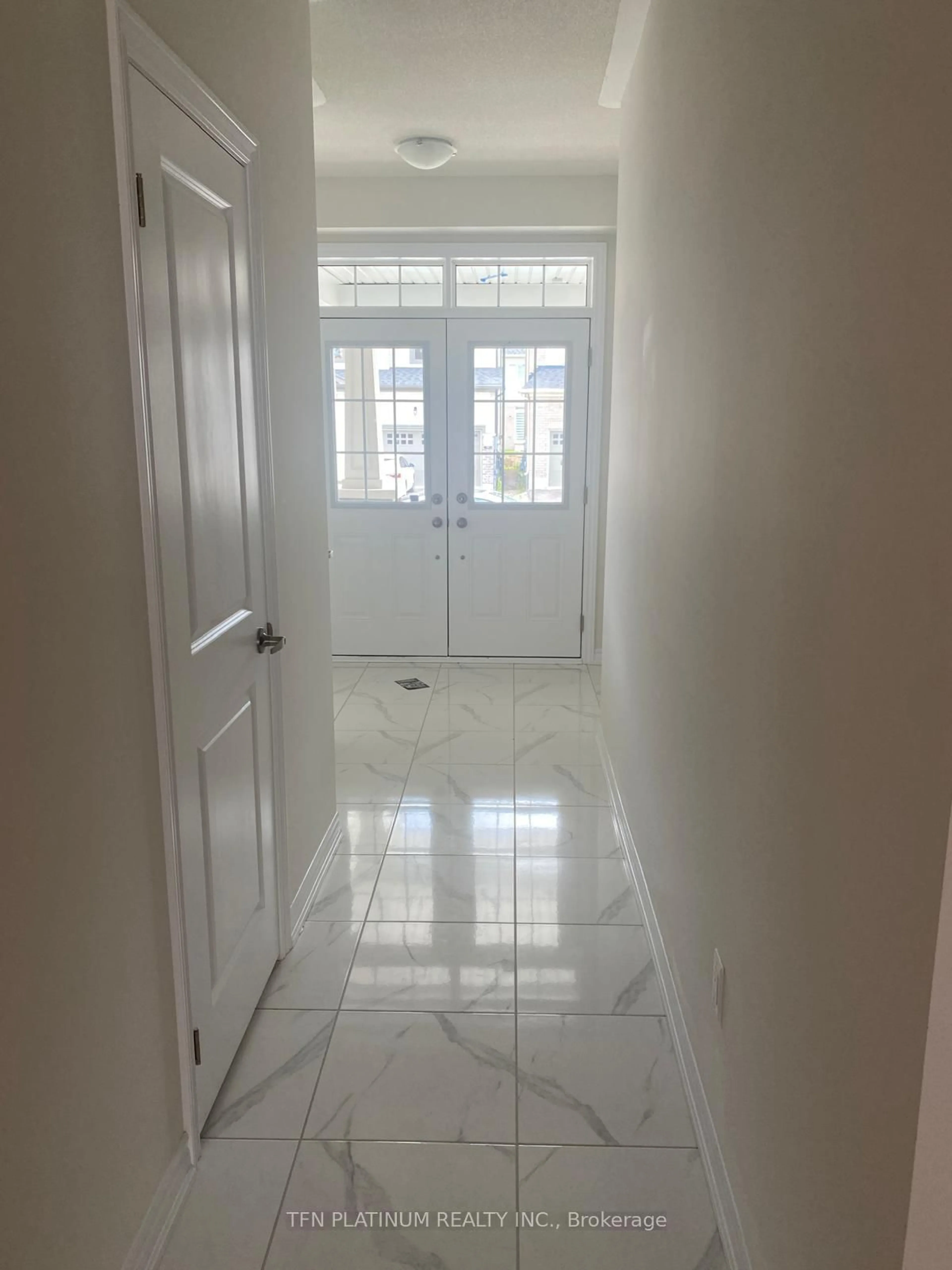 Indoor foyer for 7 Tamworth Terr, Barrie Ontario L9J 0W5