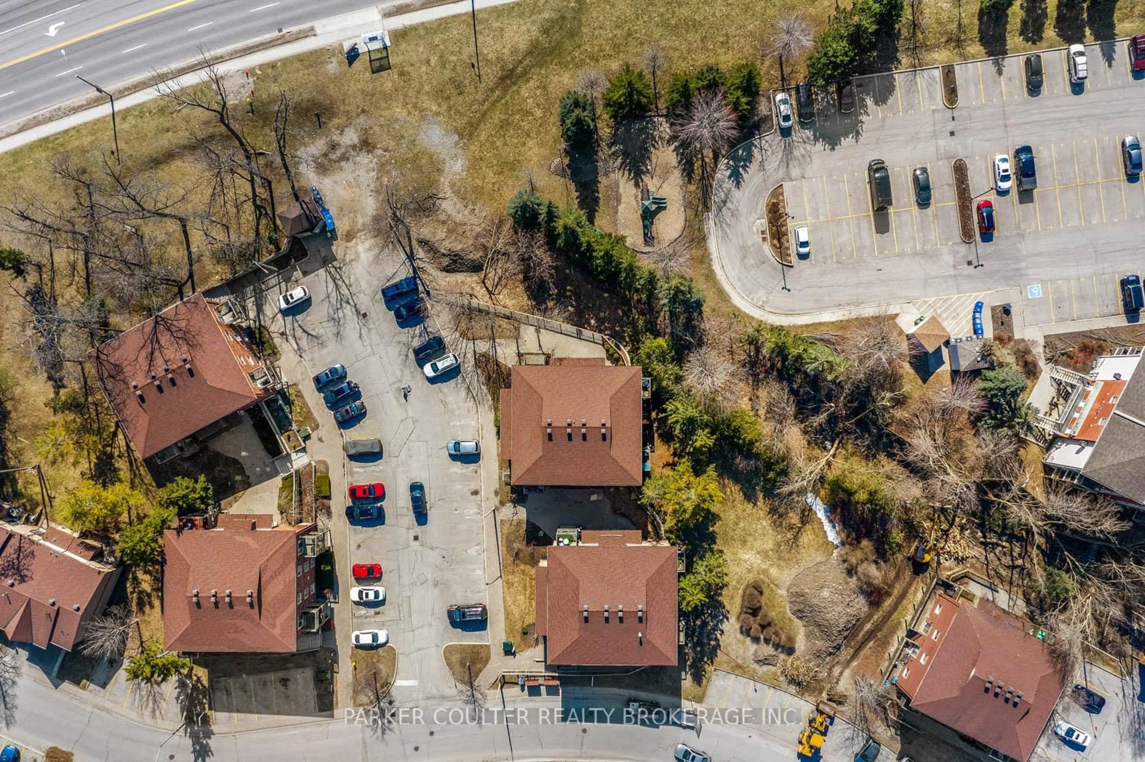 A pic from outside/outdoor area/front of a property/back of a property/a pic from drone, street for 13 Meadow Lane #8, Barrie Ontario L4N 6Z1