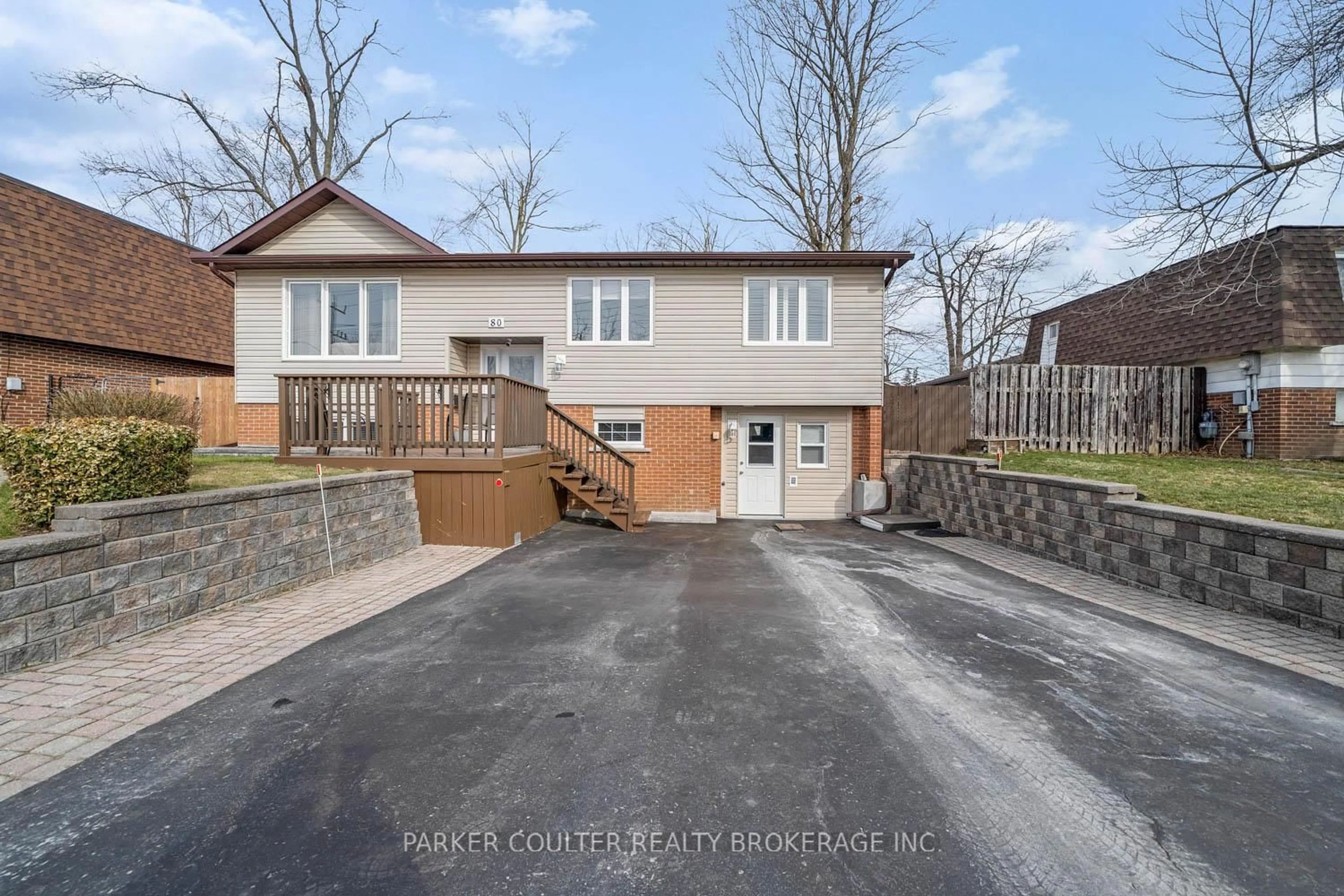A pic from outside/outdoor area/front of a property/back of a property/a pic from drone, street for 80 Cundles Rd, Barrie Ontario L4M 2Z7