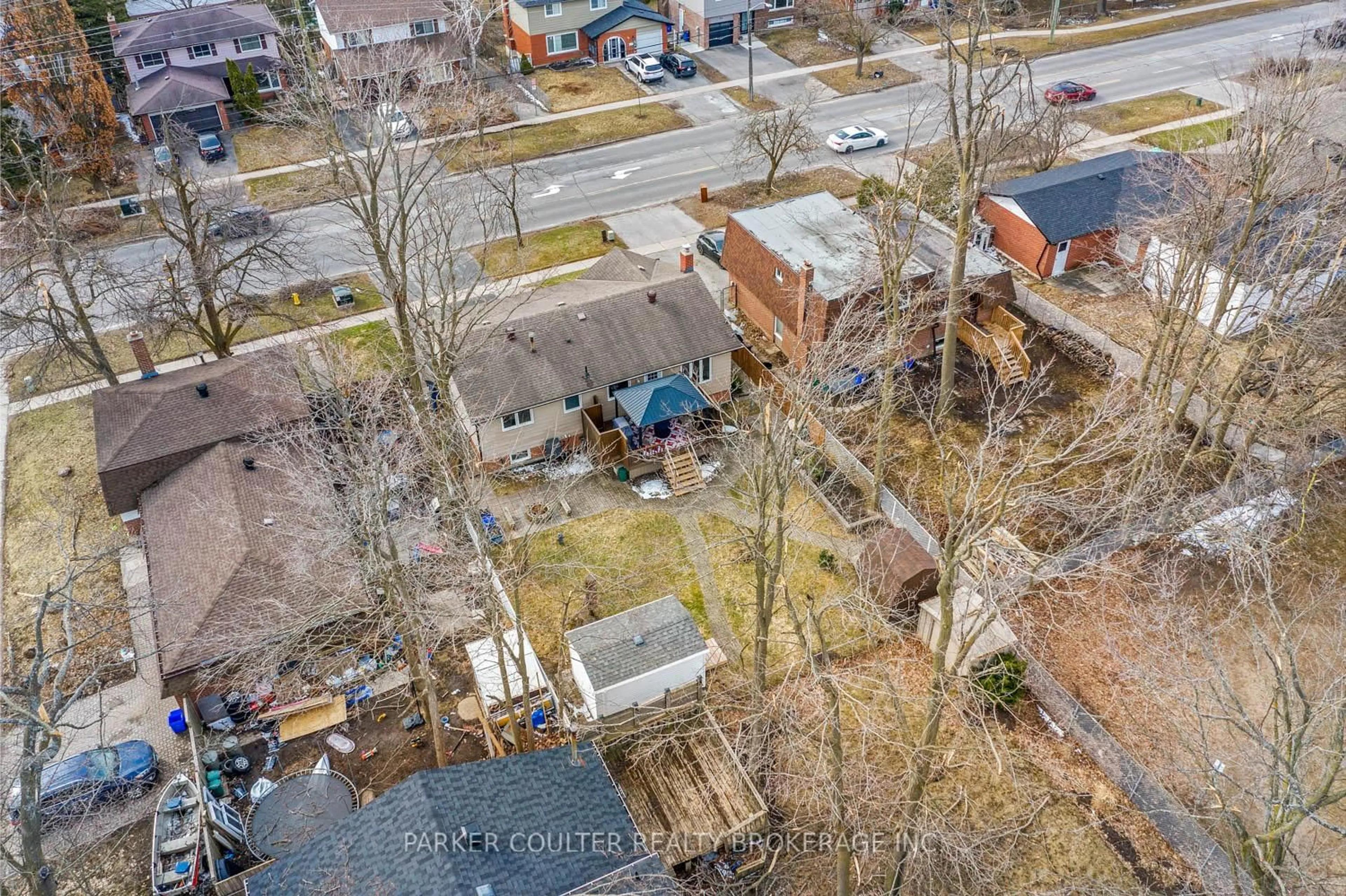 A pic from outside/outdoor area/front of a property/back of a property/a pic from drone, street for 80 Cundles Rd, Barrie Ontario L4M 2Z7