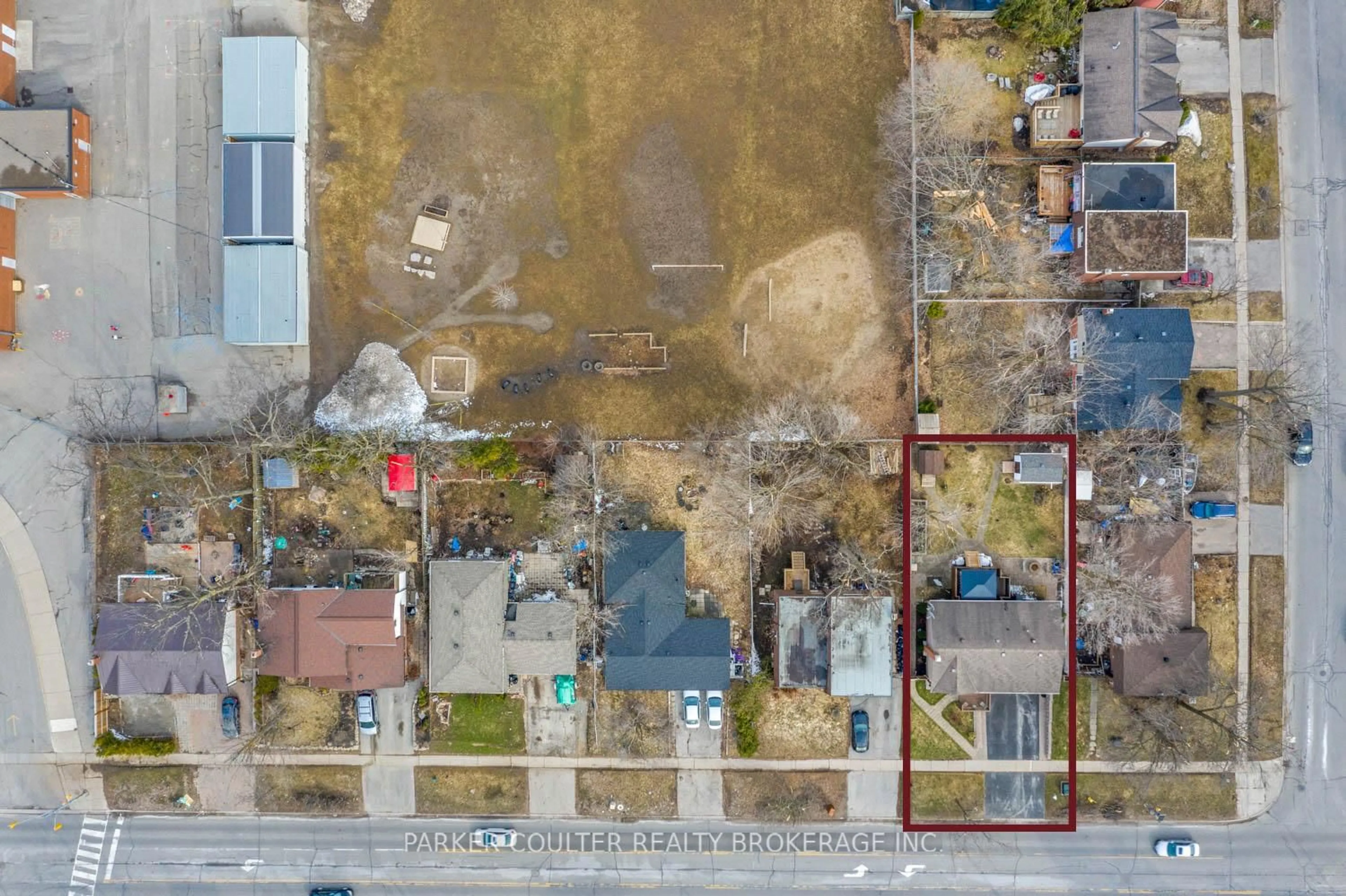 A pic from outside/outdoor area/front of a property/back of a property/a pic from drone, street for 80 Cundles Rd, Barrie Ontario L4M 2Z7