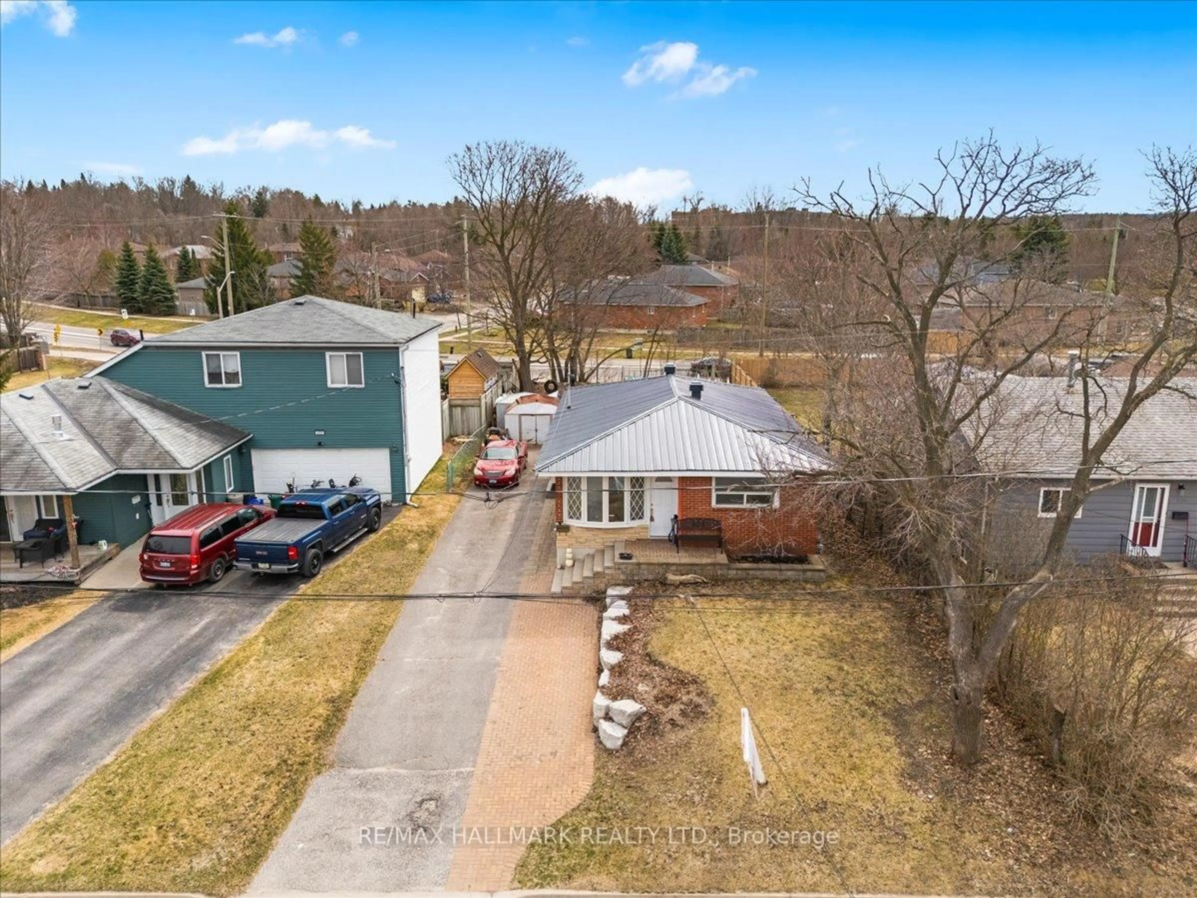 A pic from outside/outdoor area/front of a property/back of a property/a pic from drone, street for 227 Southview Rd, Barrie Ontario L4N 3X6