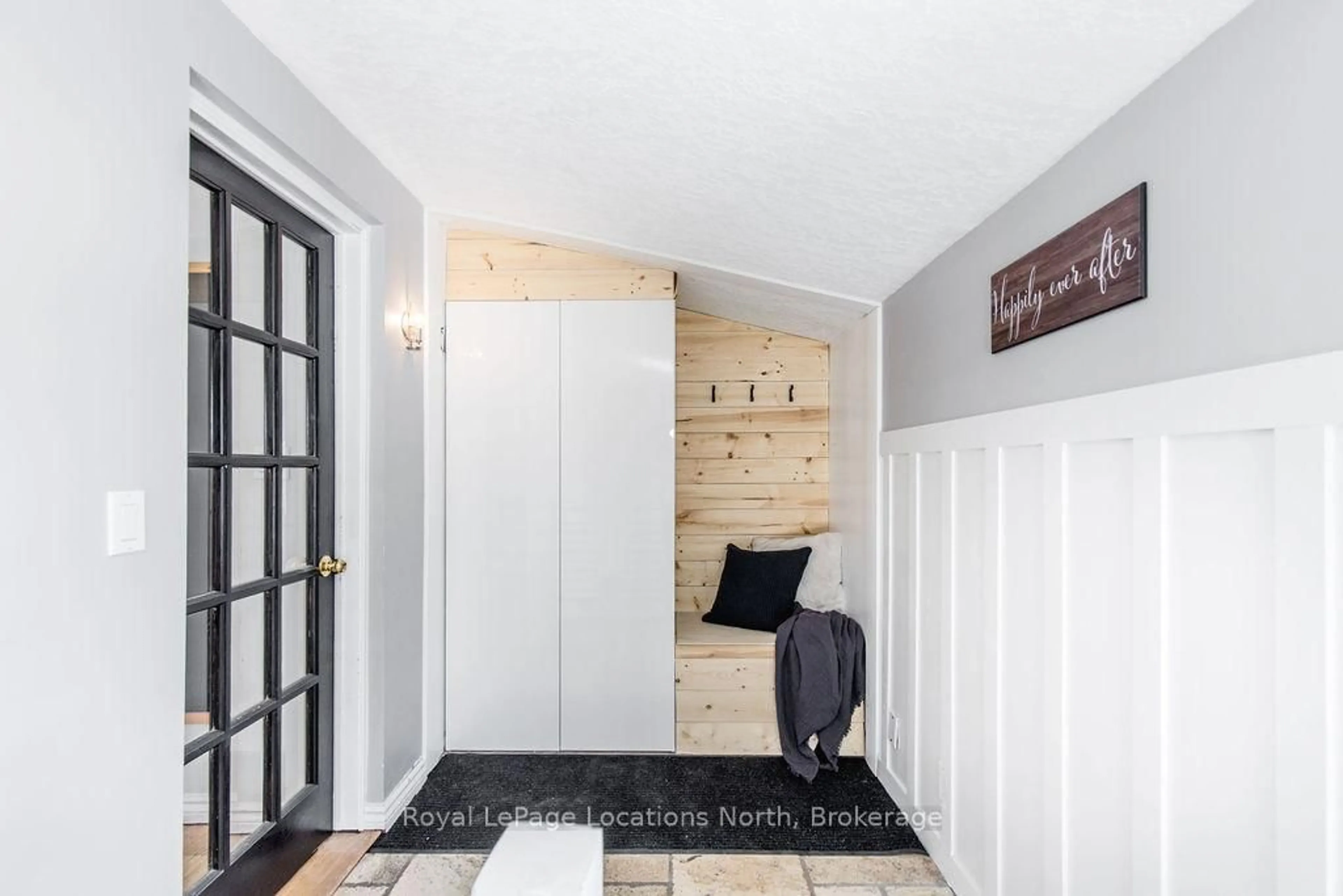 Indoor entryway for 53 Lakeshore Rd, Oro-Medonte Ontario L0L 2E0