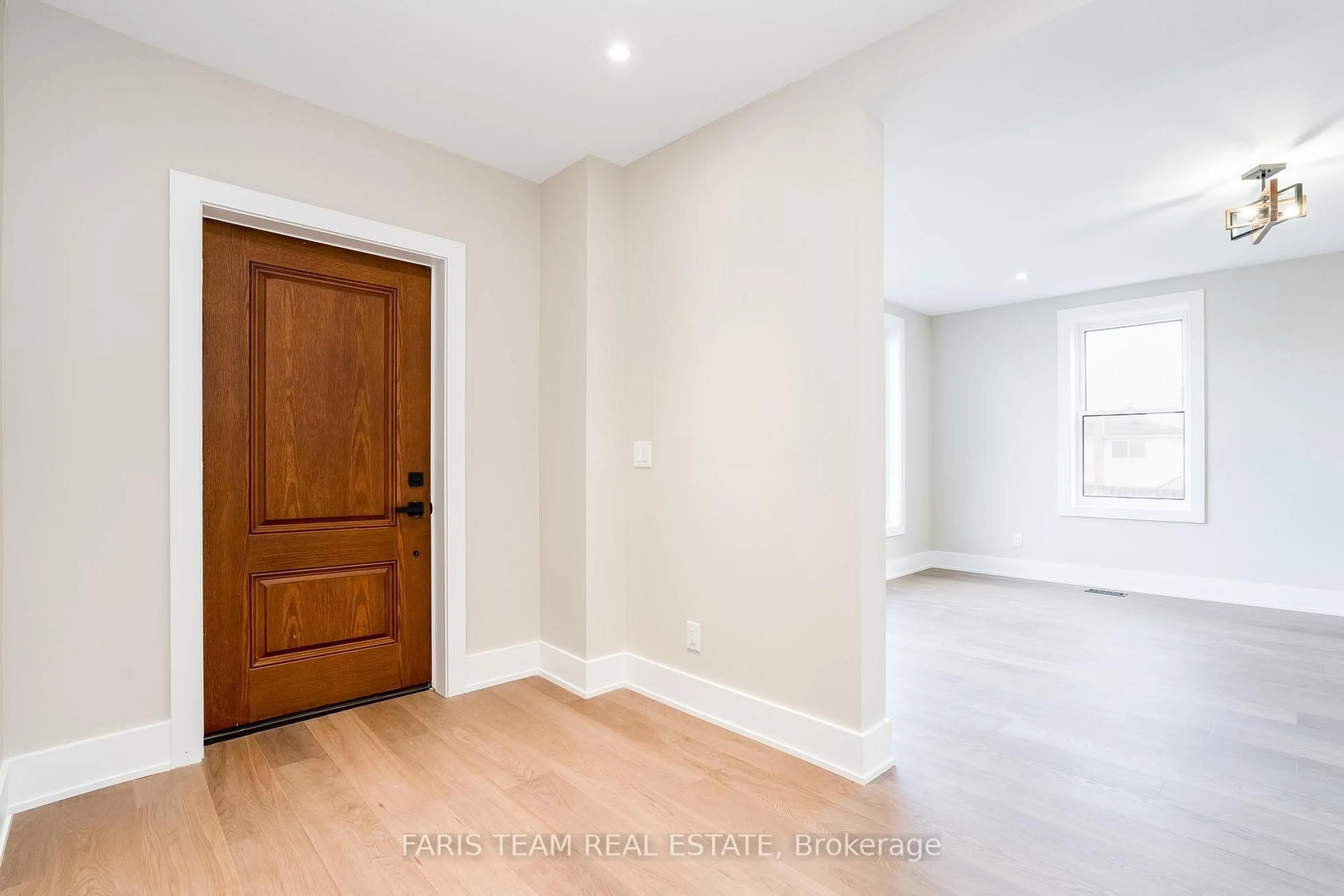 Indoor entryway for 9 Bertram Dr, Springwater Ontario L0L 1P0