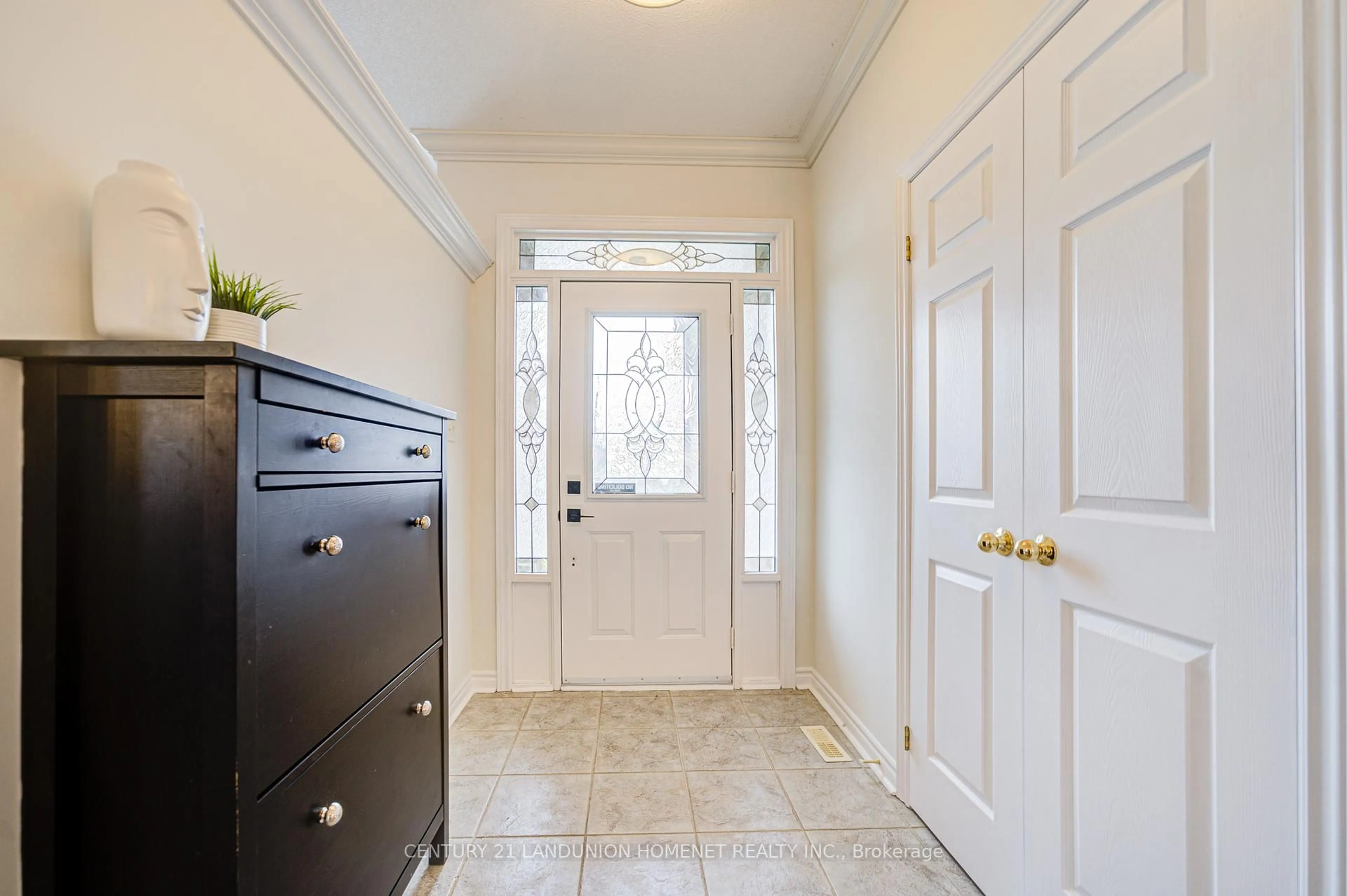 Indoor entryway for 6 Callaway Crt, Barrie Ontario L4M 6V7
