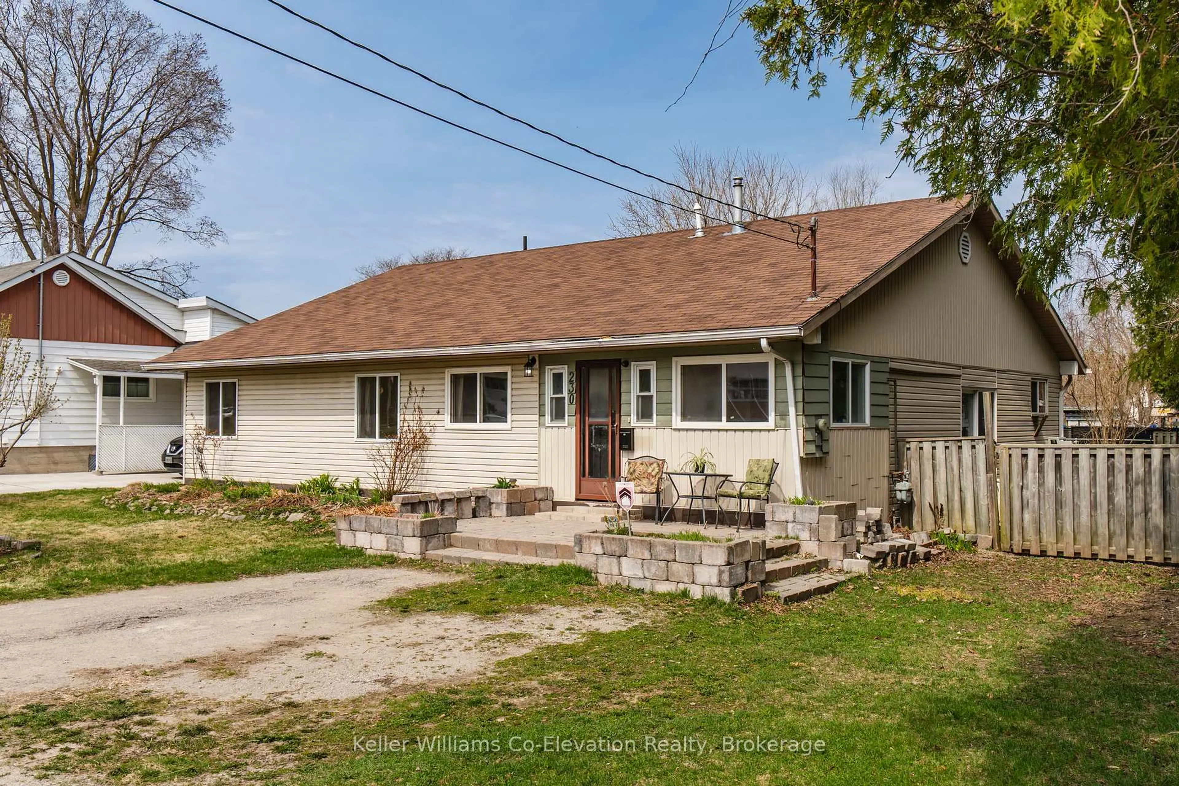 A pic from outside/outdoor area/front of a property/back of a property/a pic from drone, street for 230 Elizabeth St, Midland Ontario L4R 1Y4