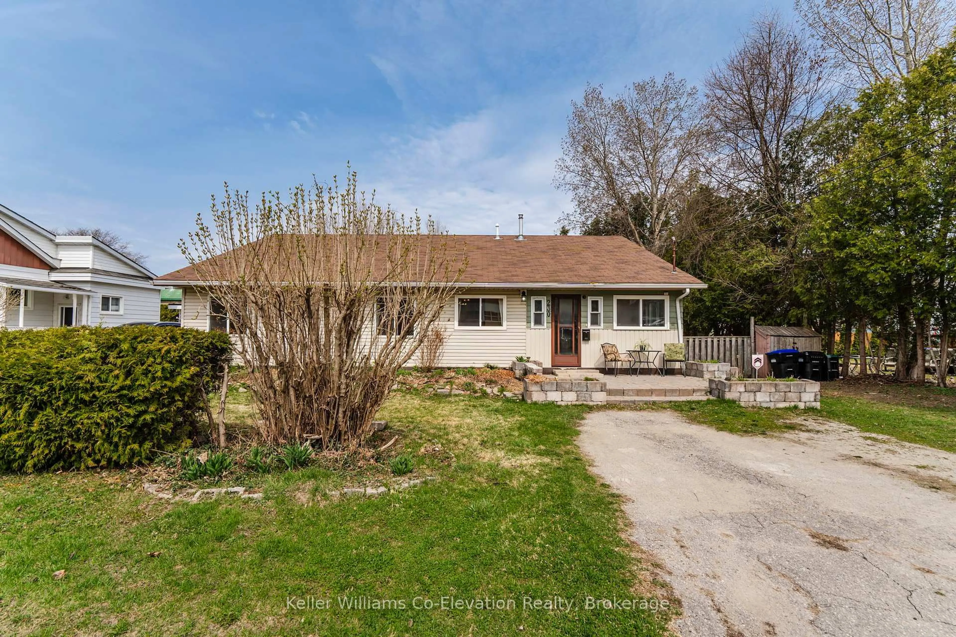 A pic from outside/outdoor area/front of a property/back of a property/a pic from drone, street for 230 Elizabeth St, Midland Ontario L4R 1Y4
