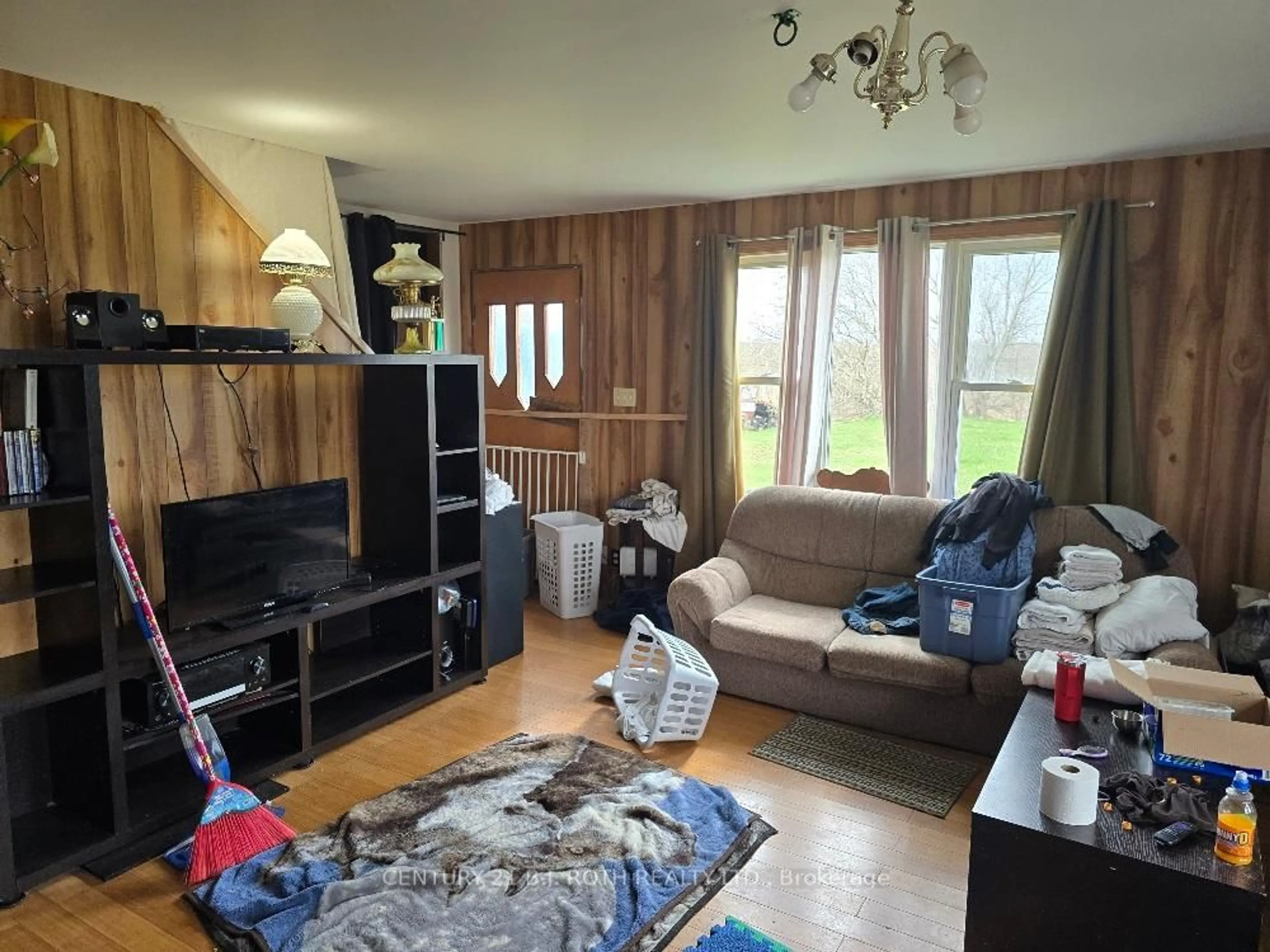 Living room with furniture, wood/laminate floor for 2438 Uhthoff Line, Severn Ontario L3V 6H4