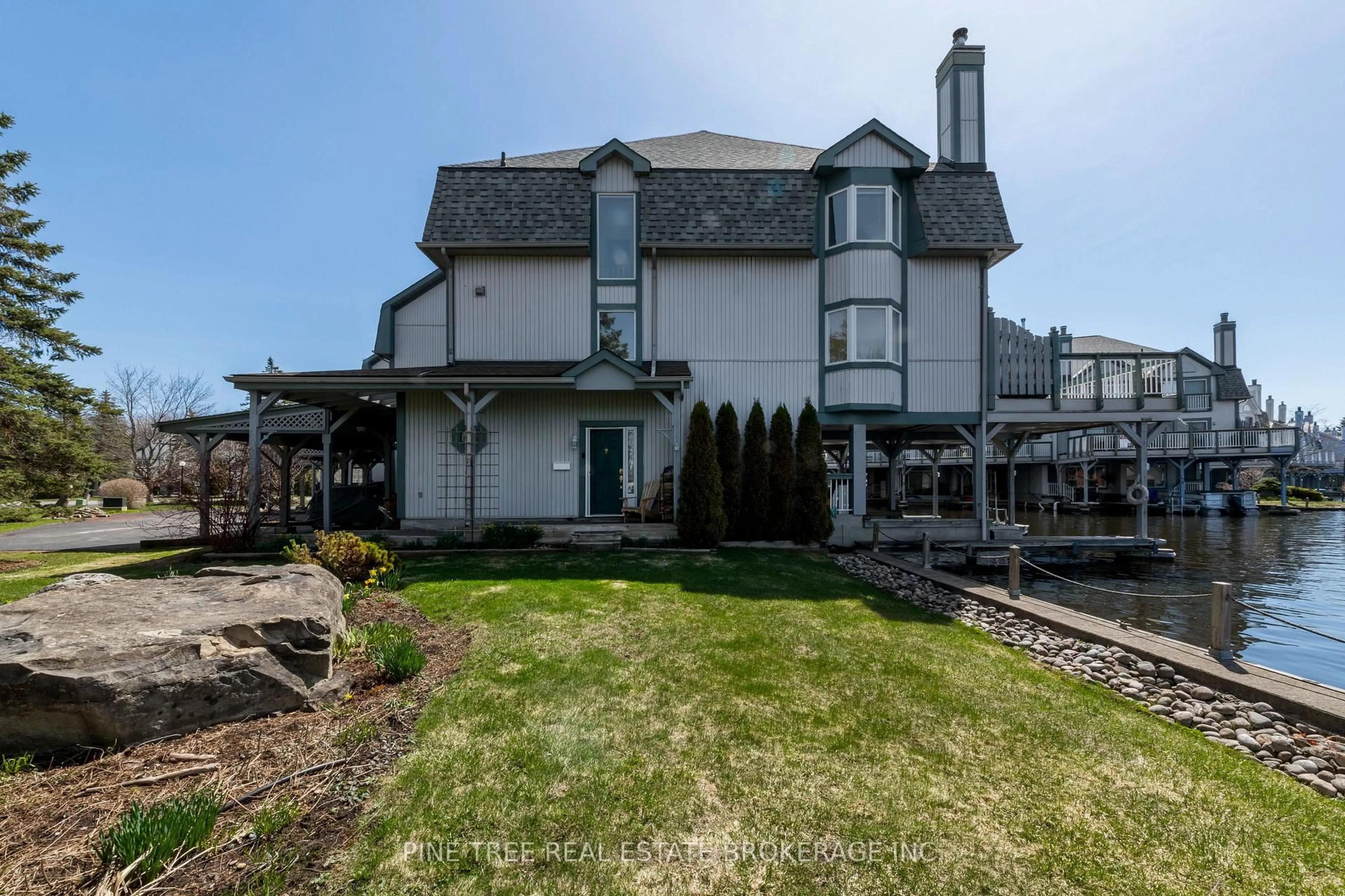 A pic from outside/outdoor area/front of a property/back of a property/a pic from drone, building for 30 Laguna Pkwy #16, Ramara Ontario L0K 1B0