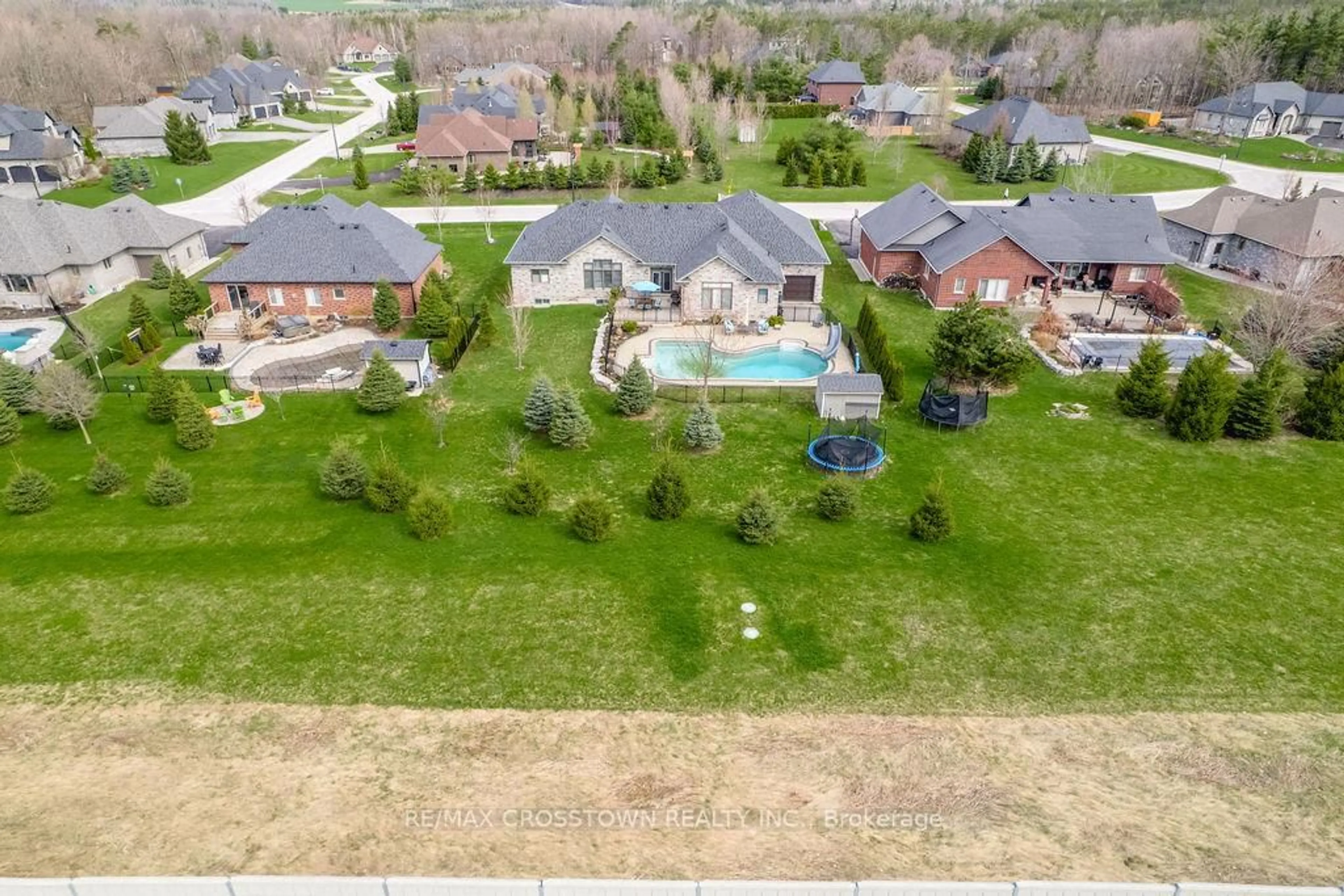 A pic from outside/outdoor area/front of a property/back of a property/a pic from drone, unknown for 25 MENNILL Dr, Springwater Ontario L0L 1Y3