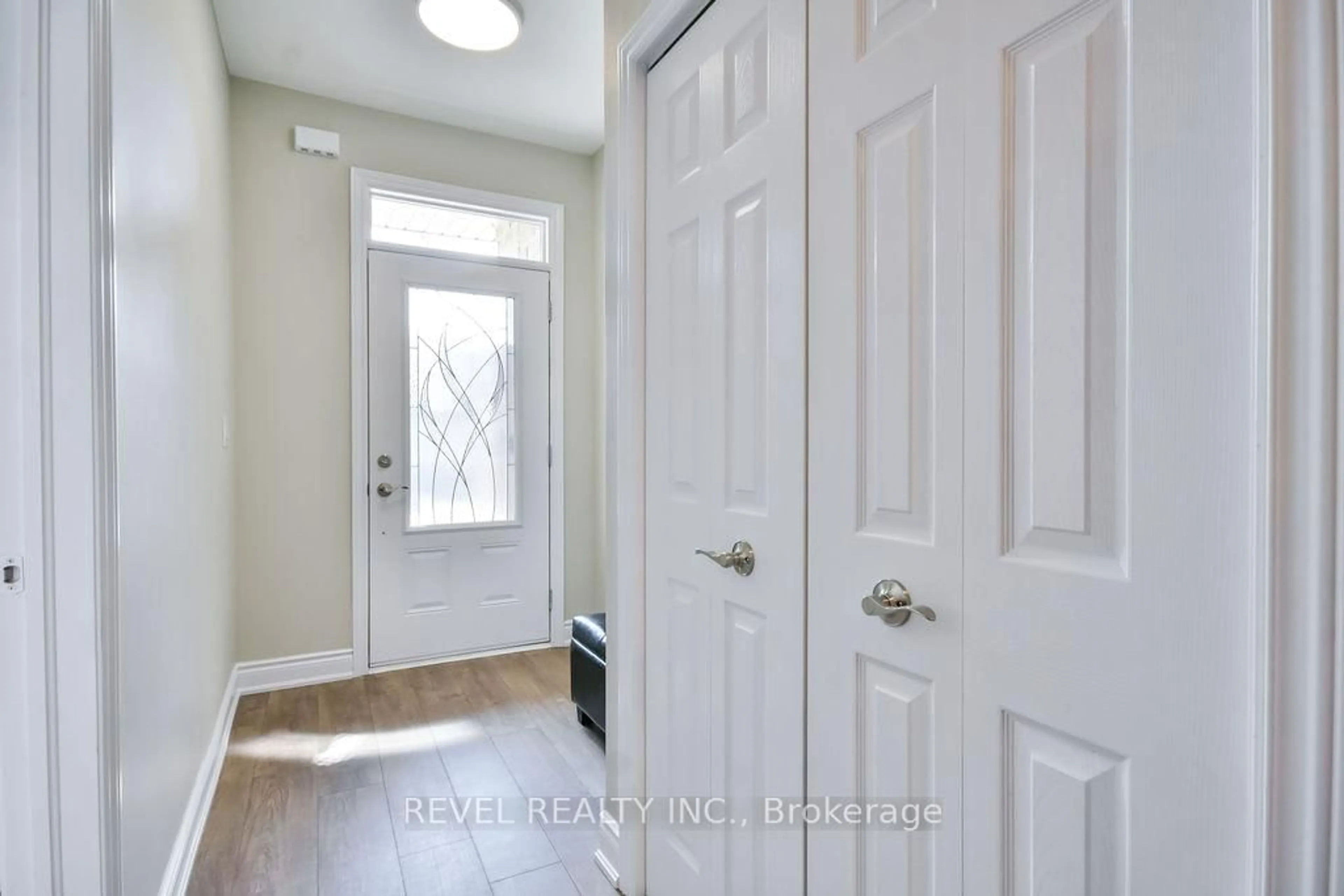 Indoor entryway for 19 Leanne's Way, Orillia Ontario L3V 8M1