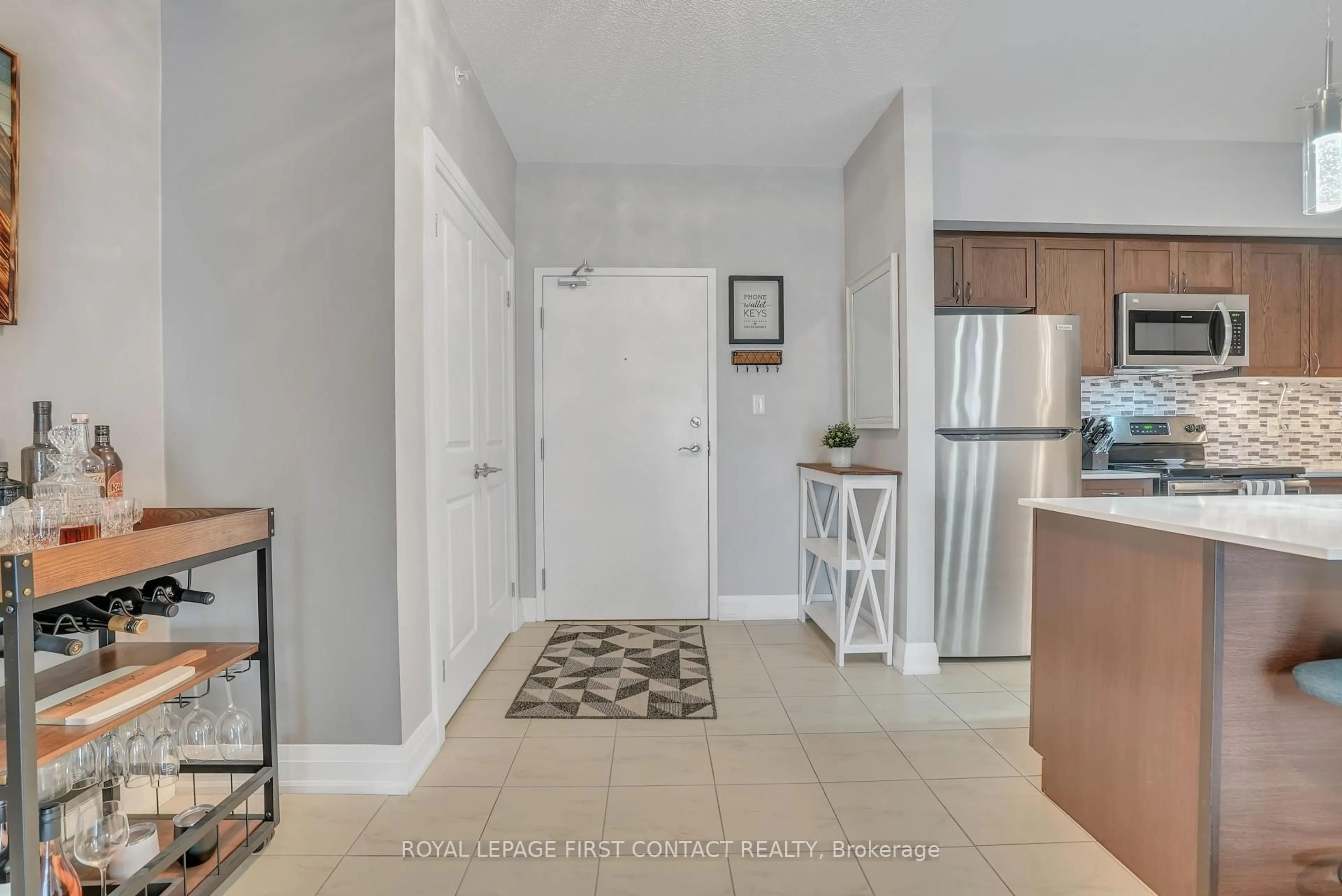 Indoor entryway for 306 Essa Rd #305, Barrie Ontario L9J 0H5