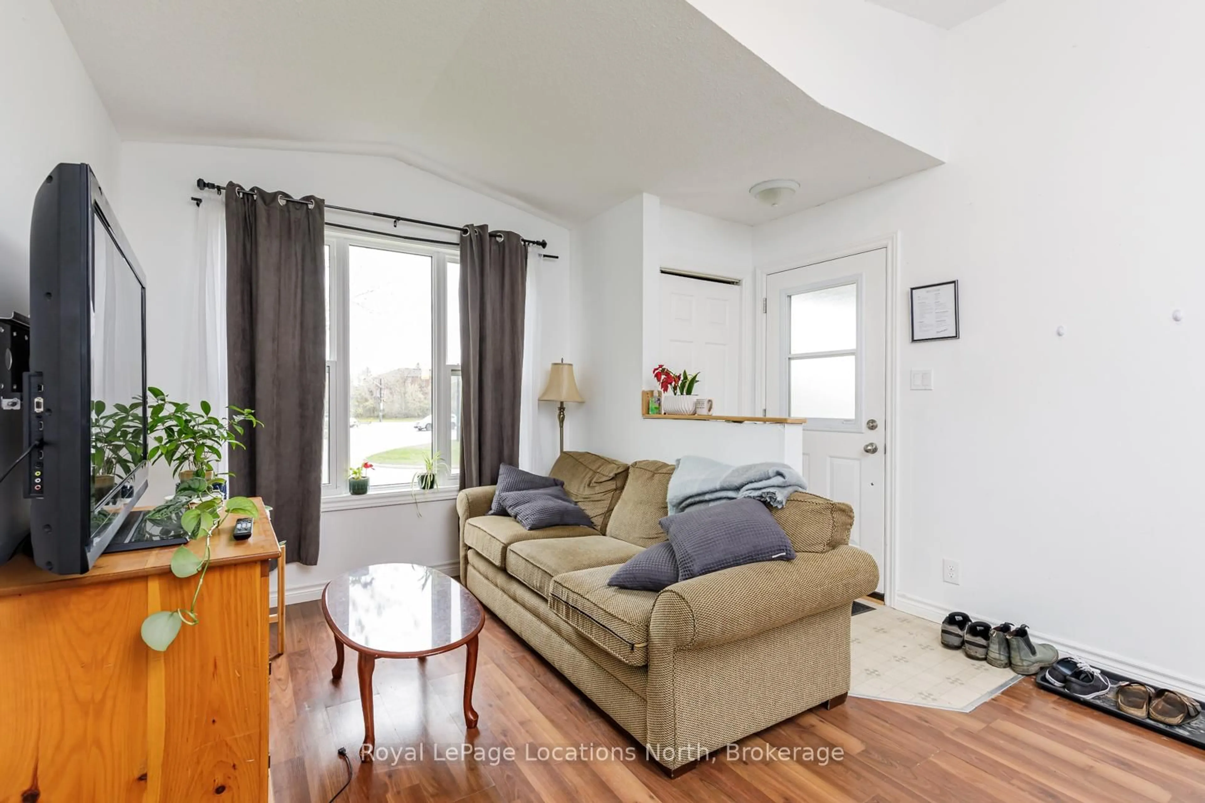 Living room with furniture, unknown for 51 RAGLAN St, Collingwood Ontario L9Y 4Y6
