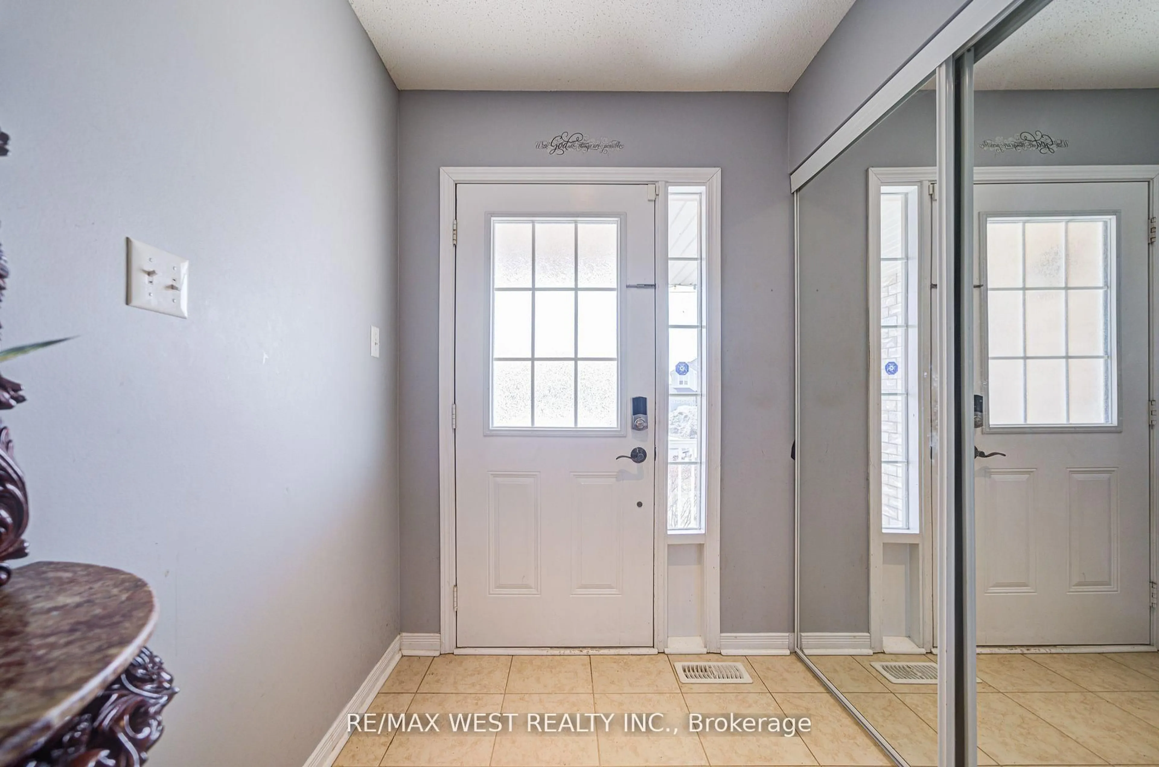 Indoor entryway for 14 Lancaster Crt, Barrie Ontario L4M 0G1