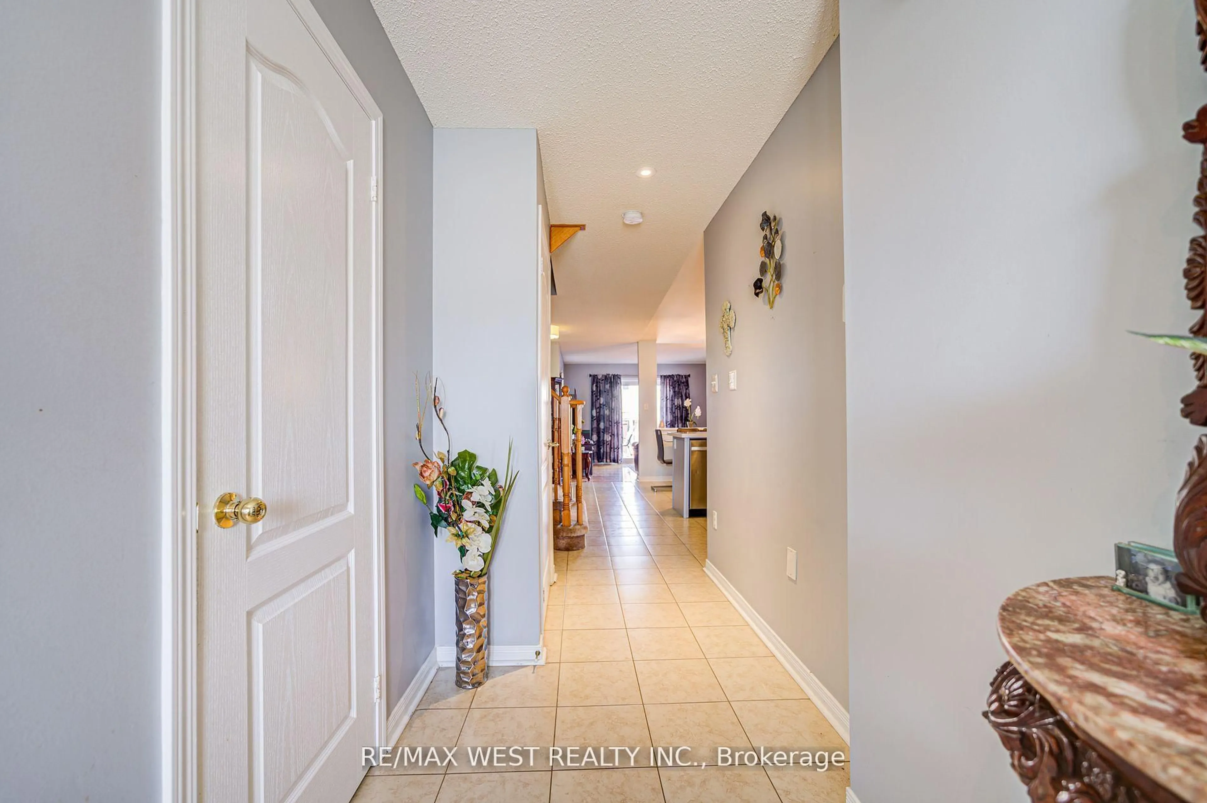 Indoor foyer for 14 Lancaster Crt, Barrie Ontario L4M 0G1