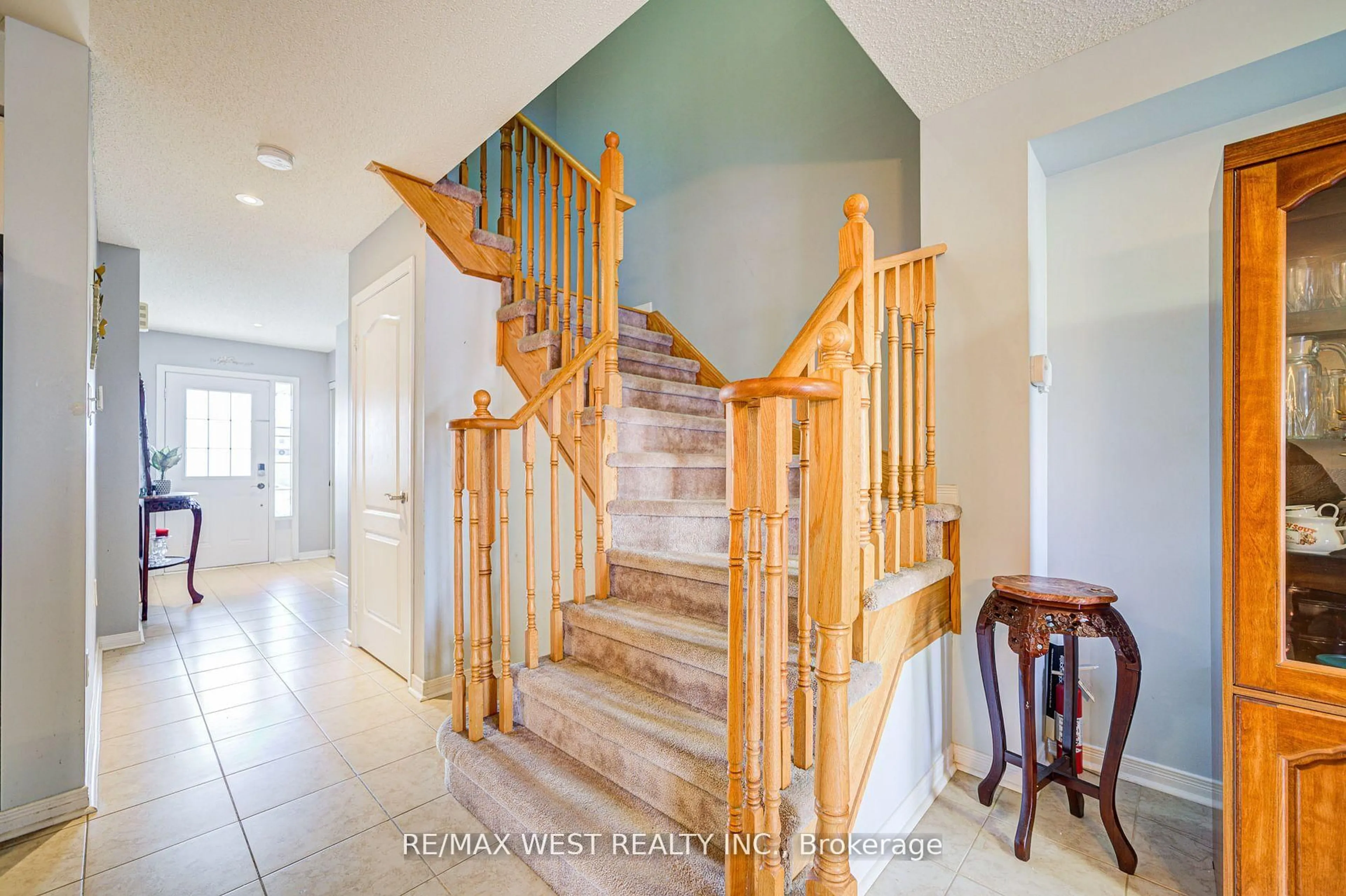 Stairs for 14 Lancaster Crt, Barrie Ontario L4M 0G1