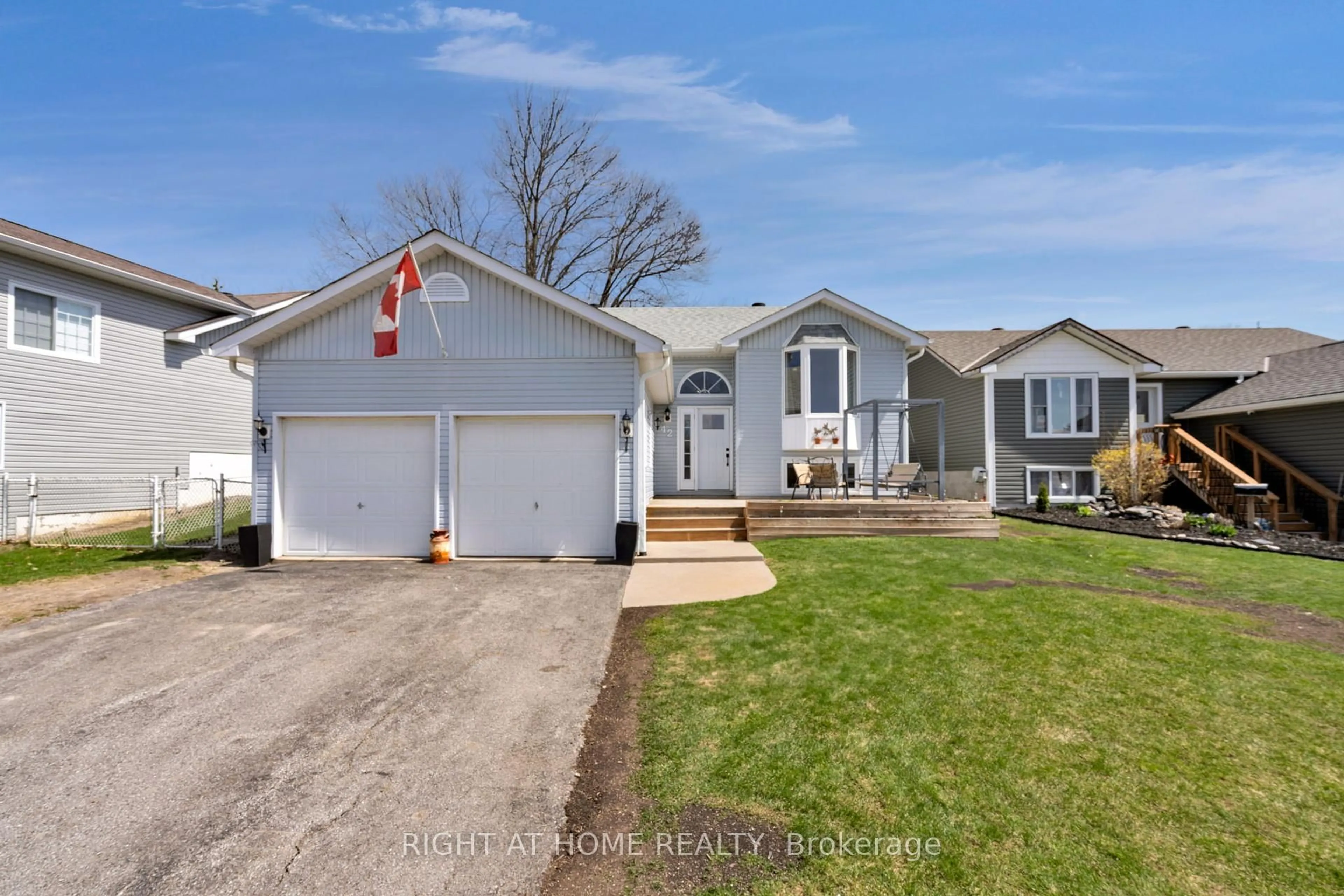 Home with vinyl exterior material, street for 42 Byrnes Cres, Penetanguishene Ontario L9M 1V9