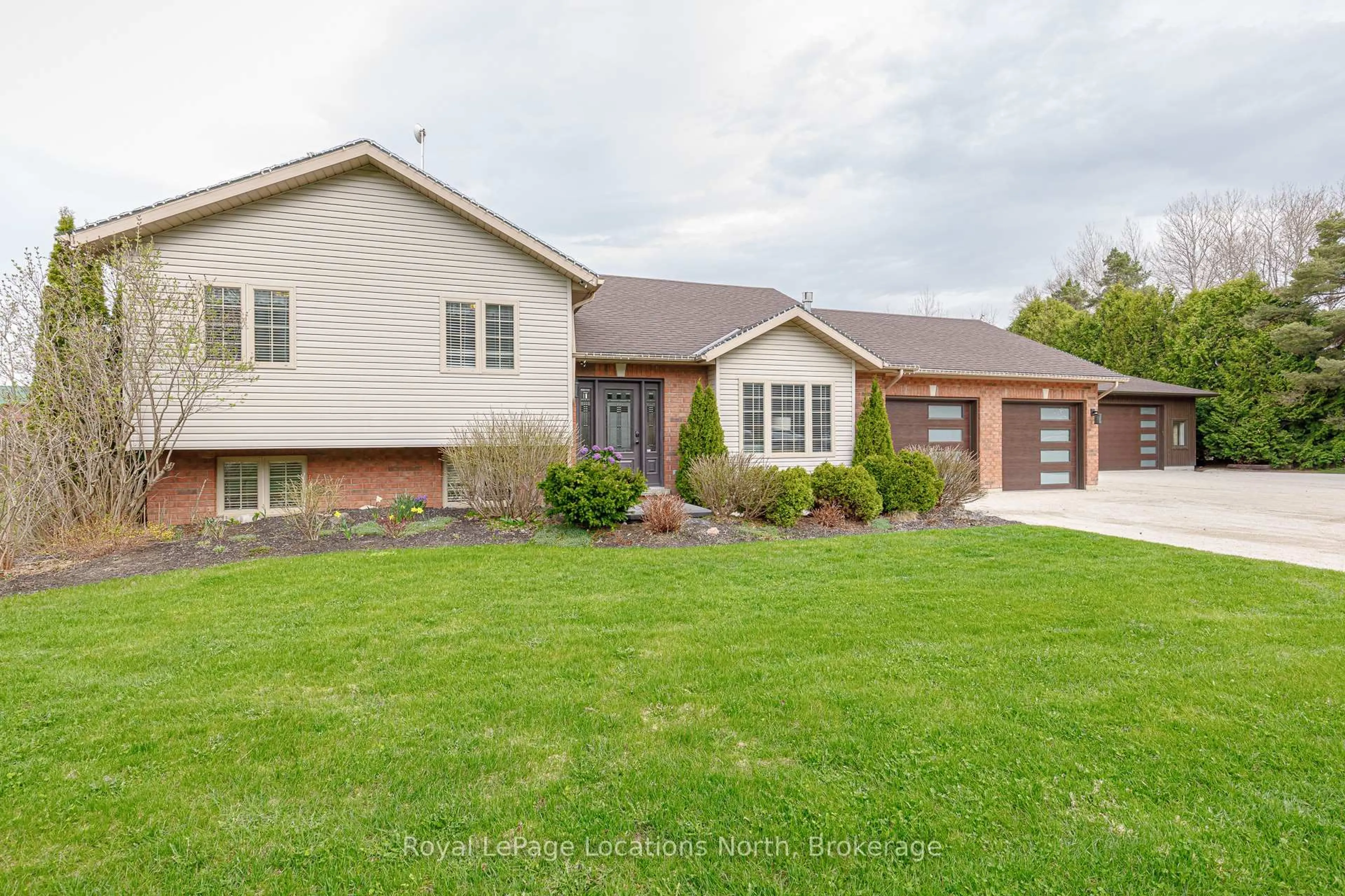 Home with brick exterior material, street for 7286 36/37 Nottawasaga Sdrd, Clearview Ontario L9Y 3Z1