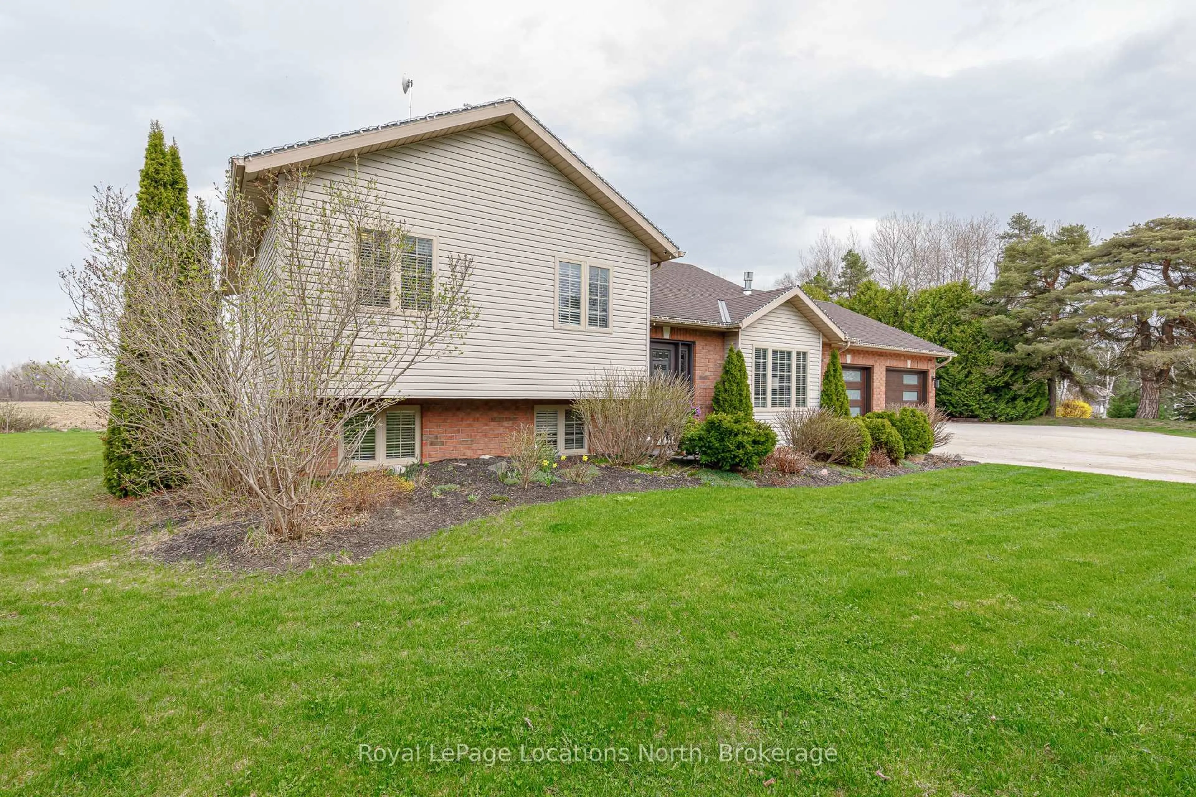 A pic from outside/outdoor area/front of a property/back of a property/a pic from drone, unknown for 7286 36/37 Nottawasaga Sdrd, Clearview Ontario L9Y 3Z1