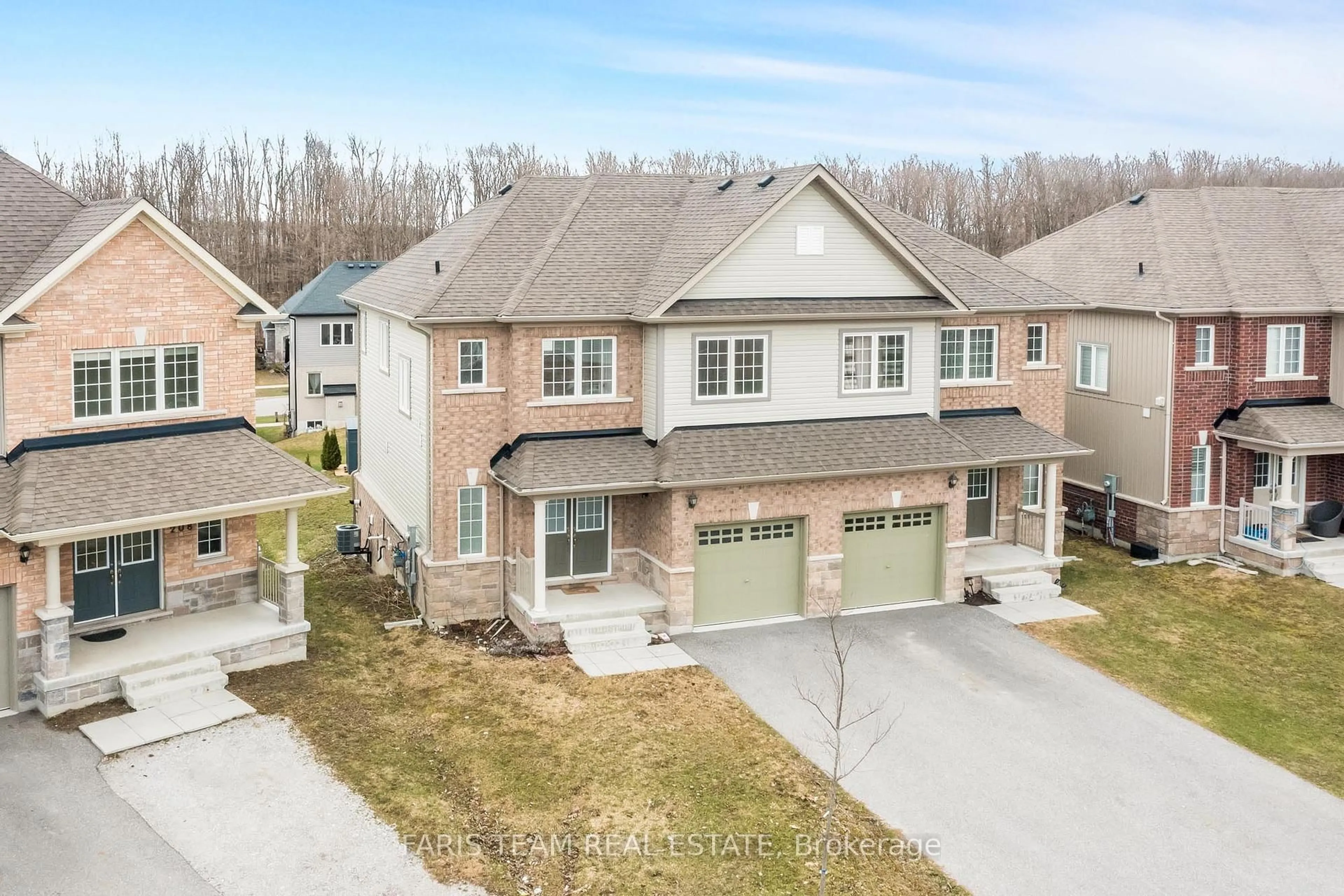 A pic from outside/outdoor area/front of a property/back of a property/a pic from drone, street for 210 Isabella Dr, Orillia Ontario L3V 8K7