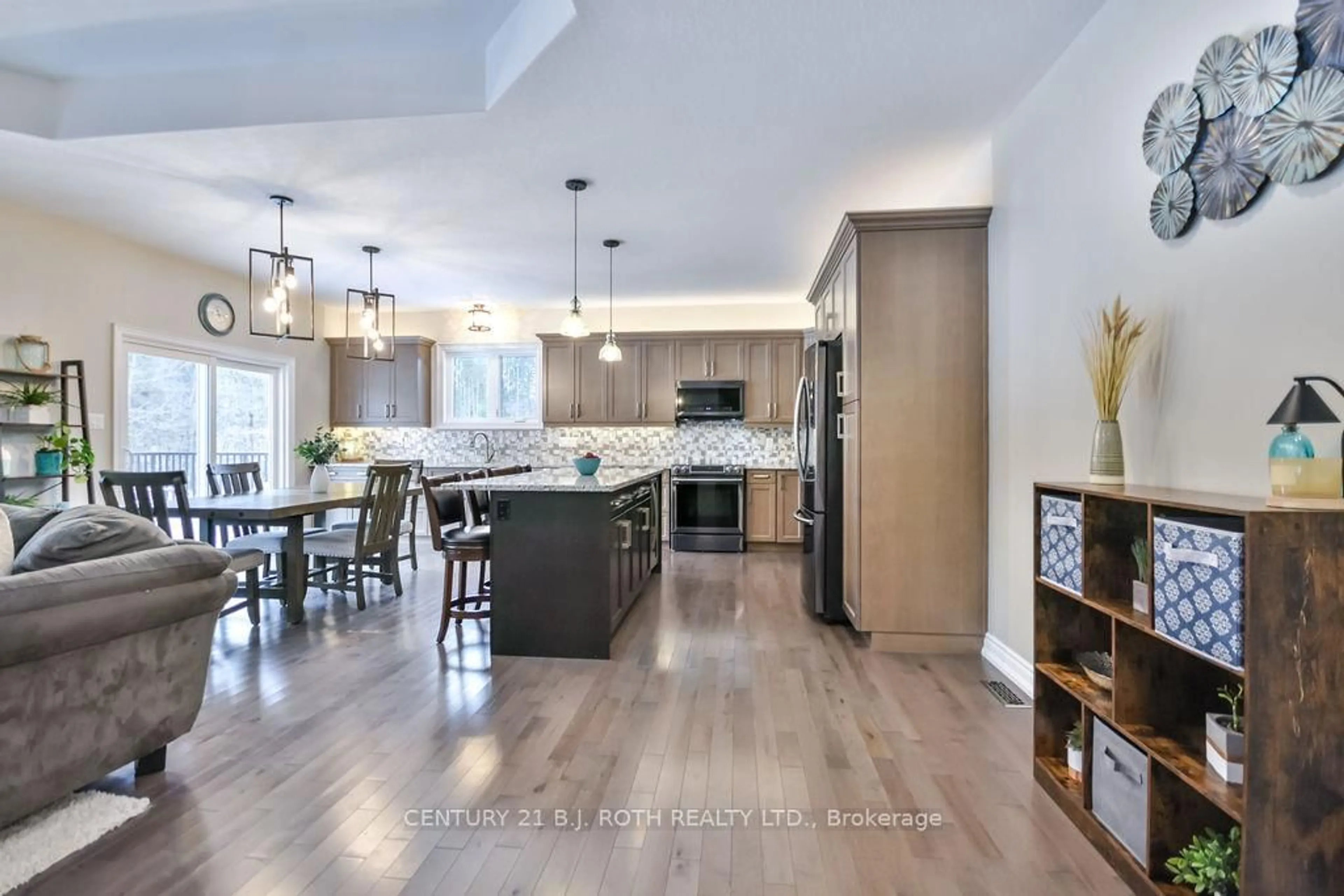 Open concept kitchen, ceramic/tile floor for 27 Houben Cres, Oro-Medonte Ontario L0L 1T0