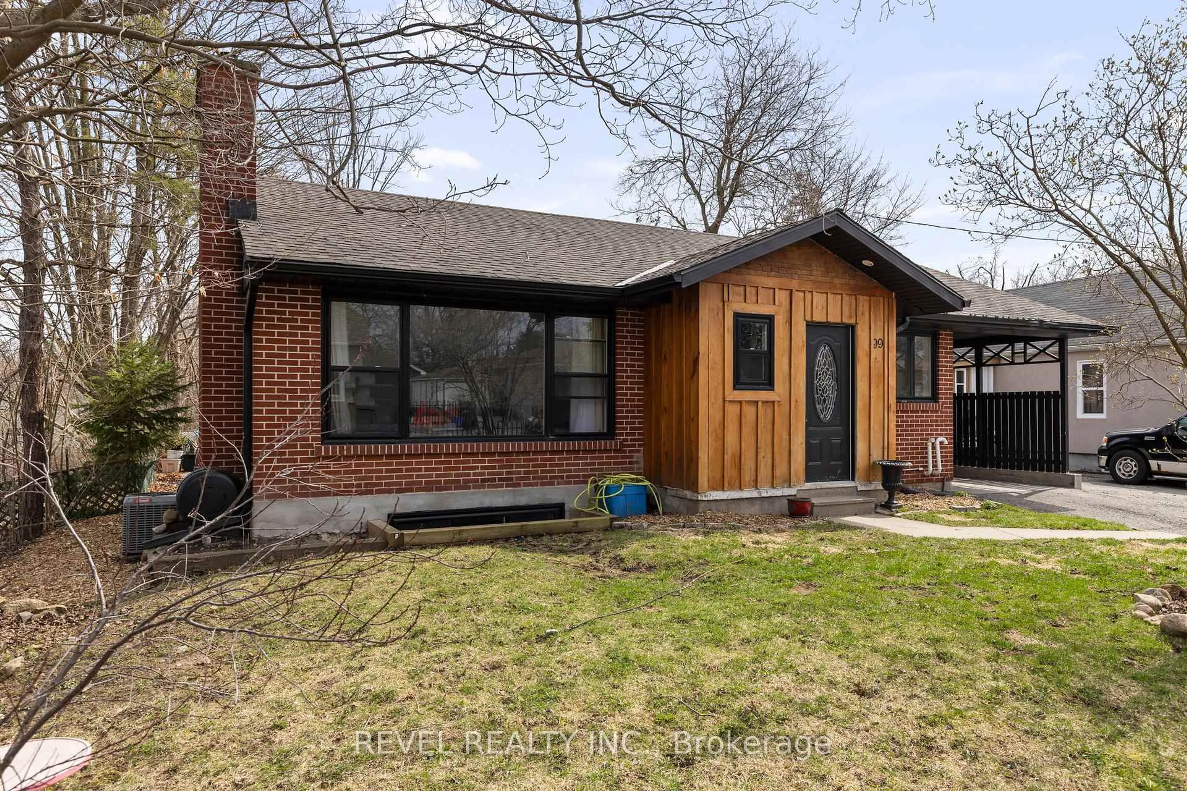Home with brick exterior material, street for 99 Wellingston St, Barrie Ontario L4M 2C6