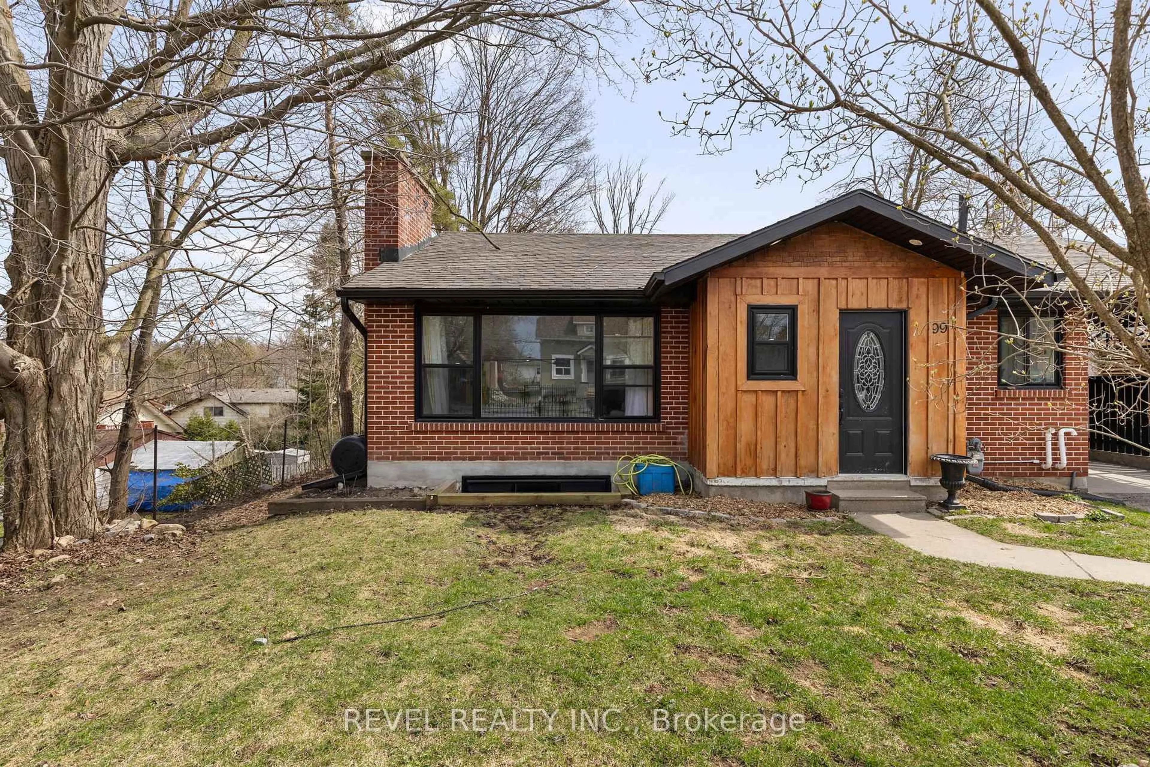 Home with brick exterior material, street for 99 Wellingston St, Barrie Ontario L4M 2C6