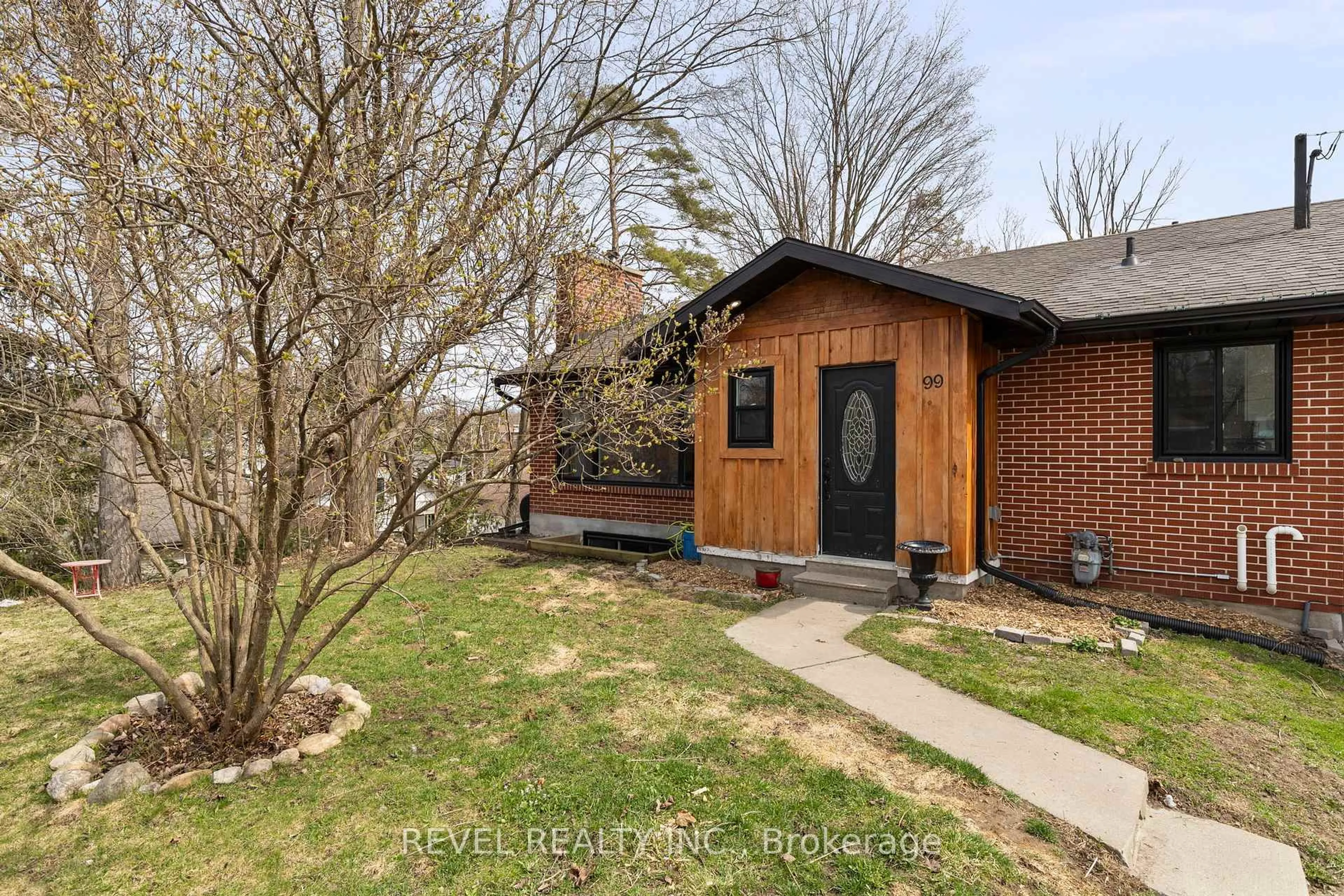 Home with brick exterior material, unknown for 99 Wellingston St, Barrie Ontario L4M 2C6