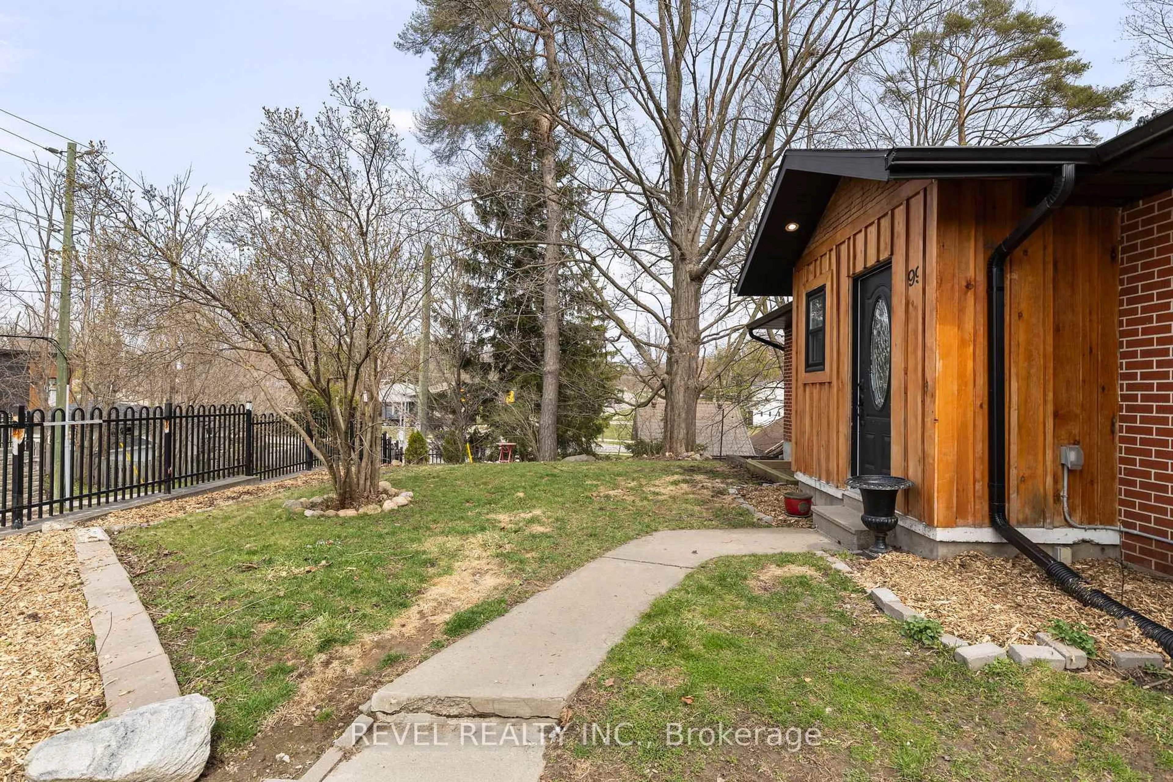 Unknown for 99 Wellingston St, Barrie Ontario L4M 2C6