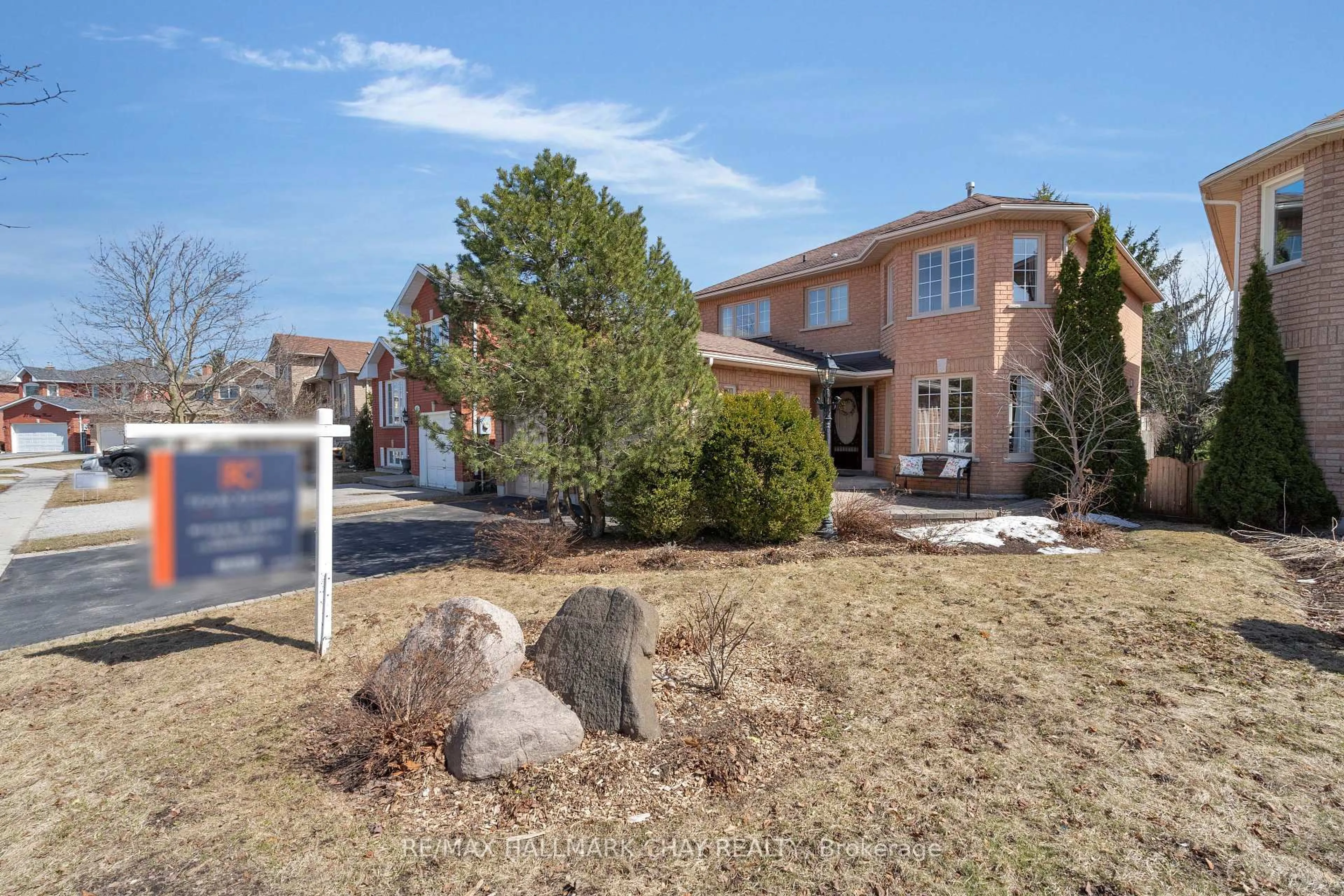 A pic from outside/outdoor area/front of a property/back of a property/a pic from drone, street for 47 Finlay Rd, Barrie Ontario L4N 7T7