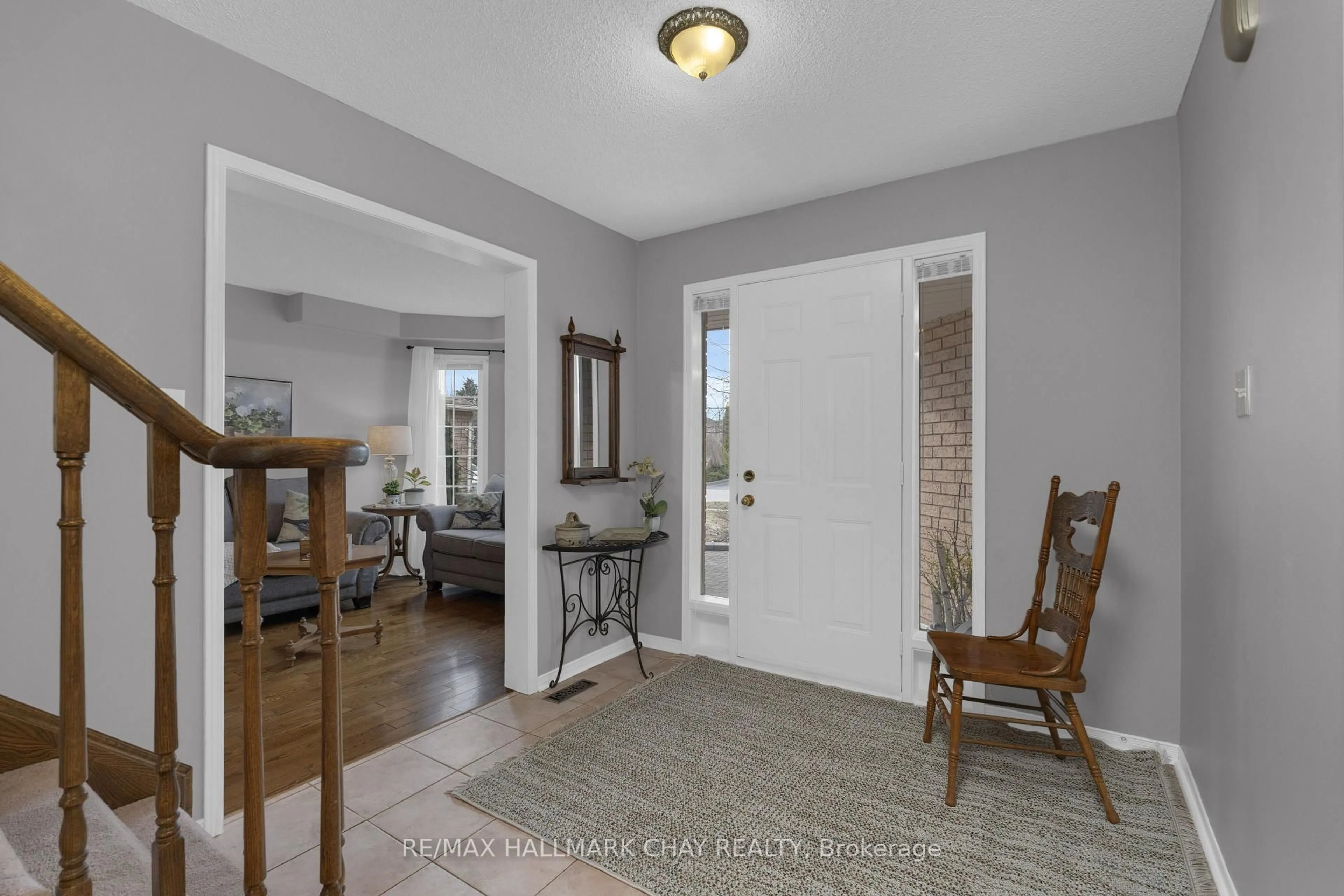Indoor entryway for 47 Finlay Rd, Barrie Ontario L4N 7T7