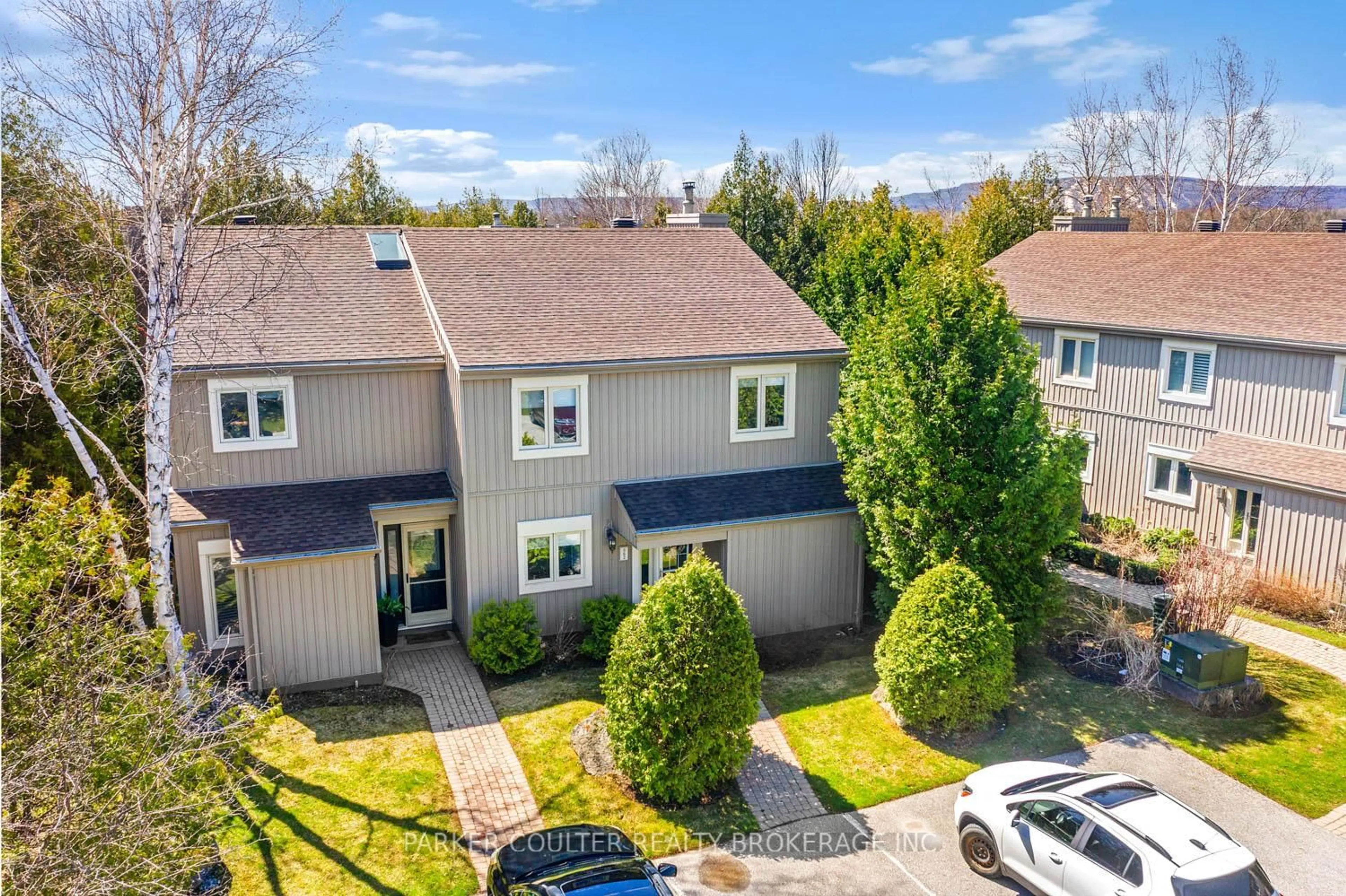 A pic from outside/outdoor area/front of a property/back of a property/a pic from drone, unknown for 562 Oxbow Cres #2, Collingwood Ontario L9Y 5B4